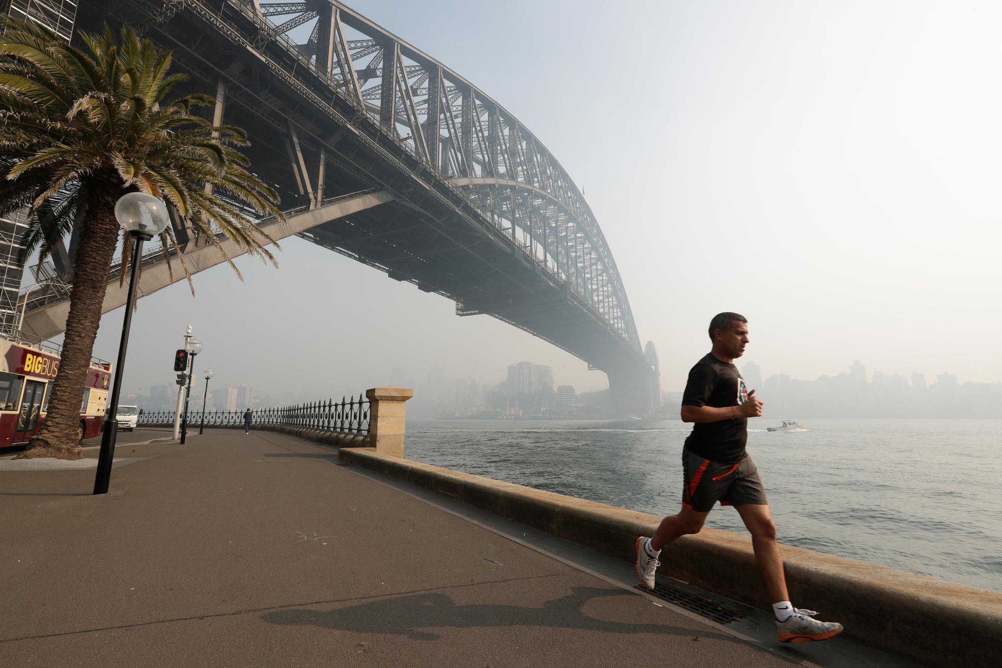 Røyk fra skogbrannene i New South Wales tåkela igjen Sydney torsdag. 