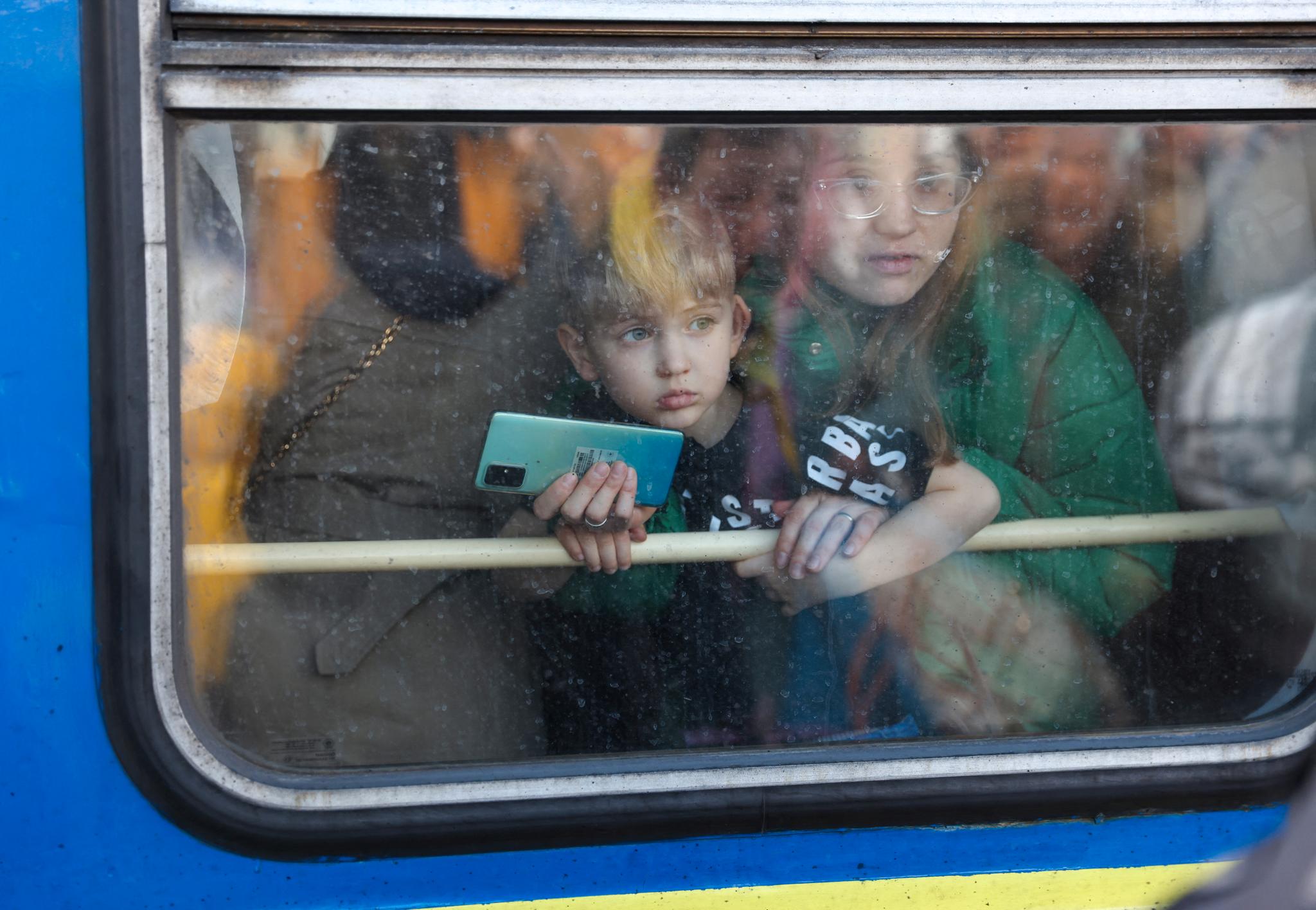 Dette er den tredje masseflukten i Europa i løpet av de siste 30 årene. Forskere i Norge og Norden har fulgt flyktningsituasjonene nøye, skriver Jan-Paul Brekke. På bildet: Ukrainere flykter fra Kyiv, fredag 25. februar.
