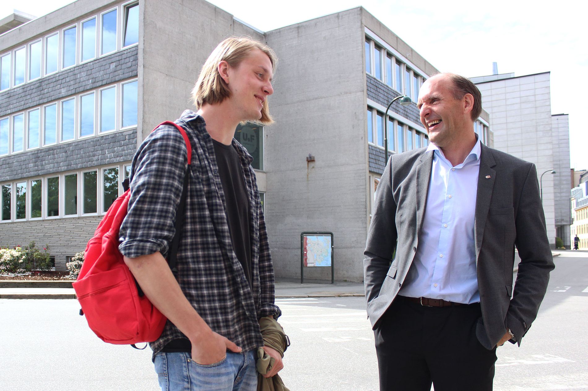 Snakker om sola! Etter intervjuet, på vei til partikontoret, treffer 22-åringen på onkel Kvadsheim. Onkelen sitter i Stavanger bystyre for Senterpartiet. 