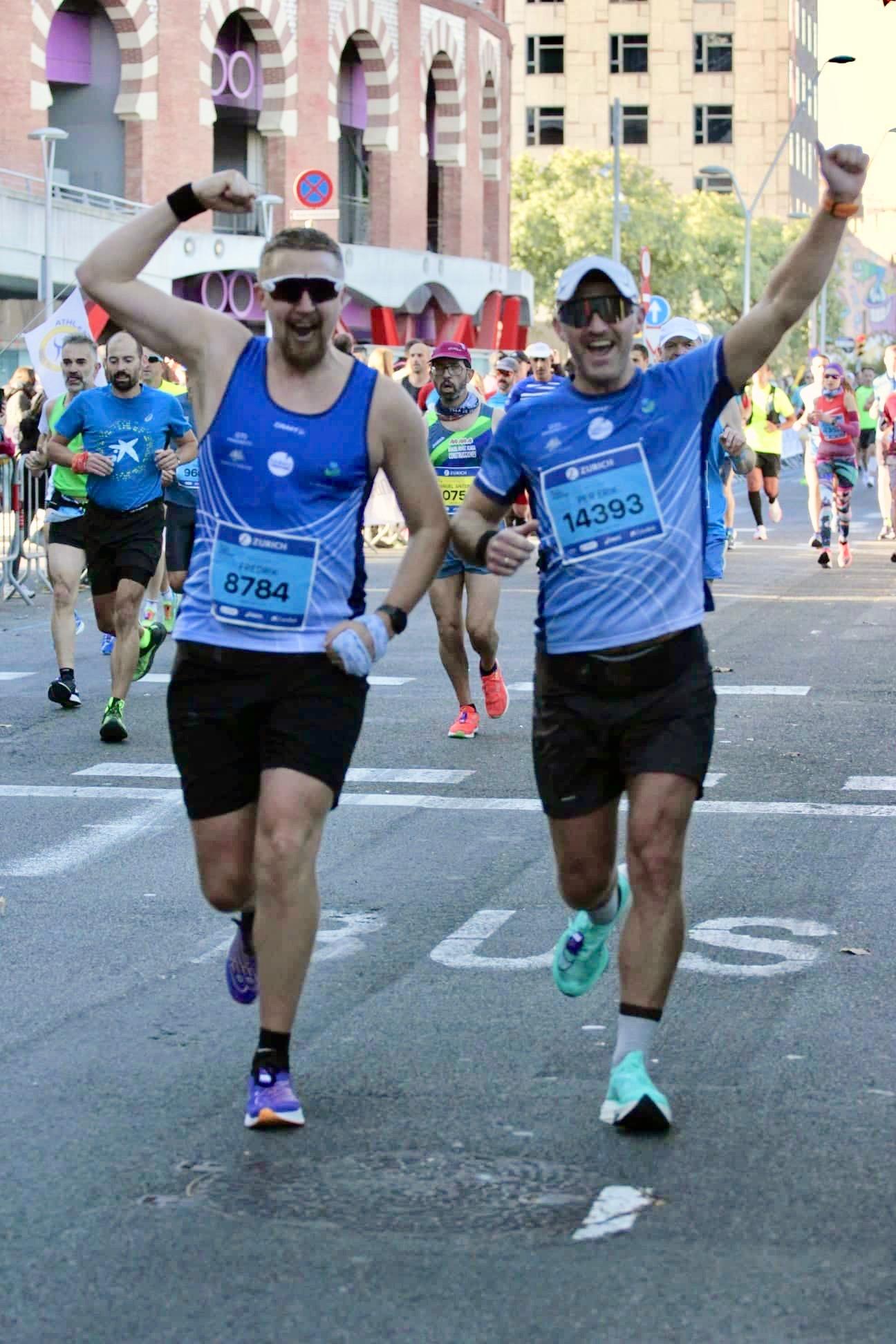  Fredrik Høiland og Per Erik Haga løper over målstreken sammen. Begge setter personlige rekorder i maraton.
