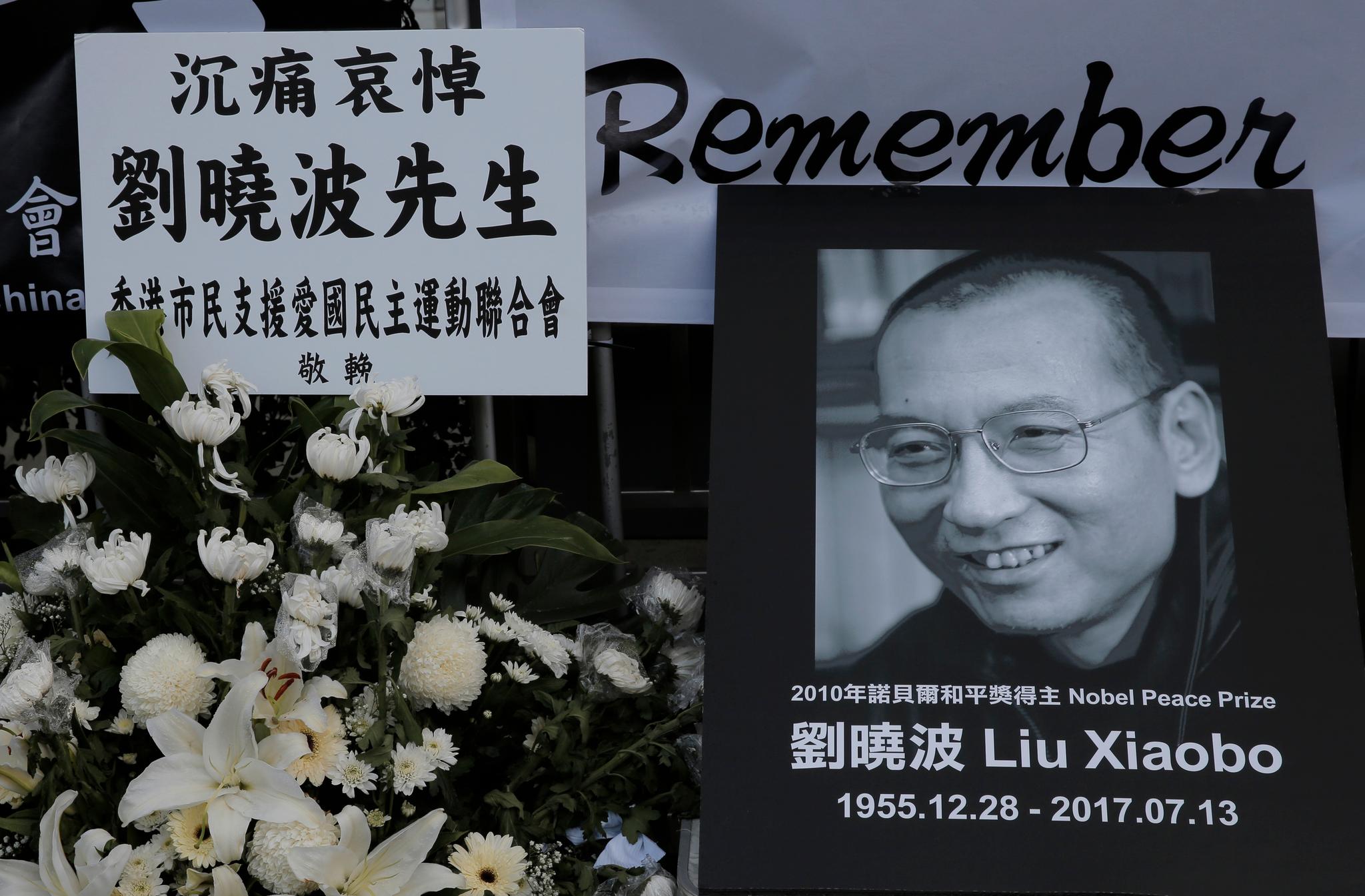 Ikke bare ble vi frarøvet de poetiske, politiske og teoretiske skriftene til Liu Xiaobo i mer enn åtte år, vi er nå til og med frarøvet retten til å sørge over hans for tidlige død i en alder av 62 år. Liu Xiaobo fikk den offisielle diagnosen dødelig kreft i juni og døde i juli i år, skriver Stein Ringen, Marie Holzman og Wang Dan.