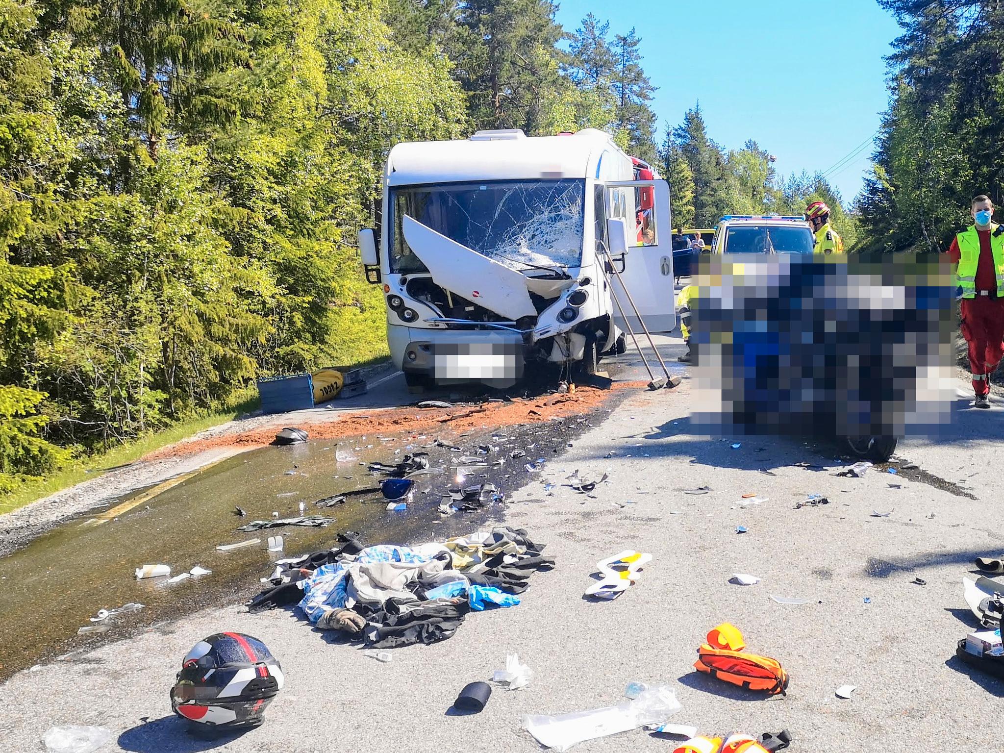 En motorsyklist mistet livet i en kollisjon mellom motorsykkel og bobil på Reshjemvegen mellom Notodden og Bø. 