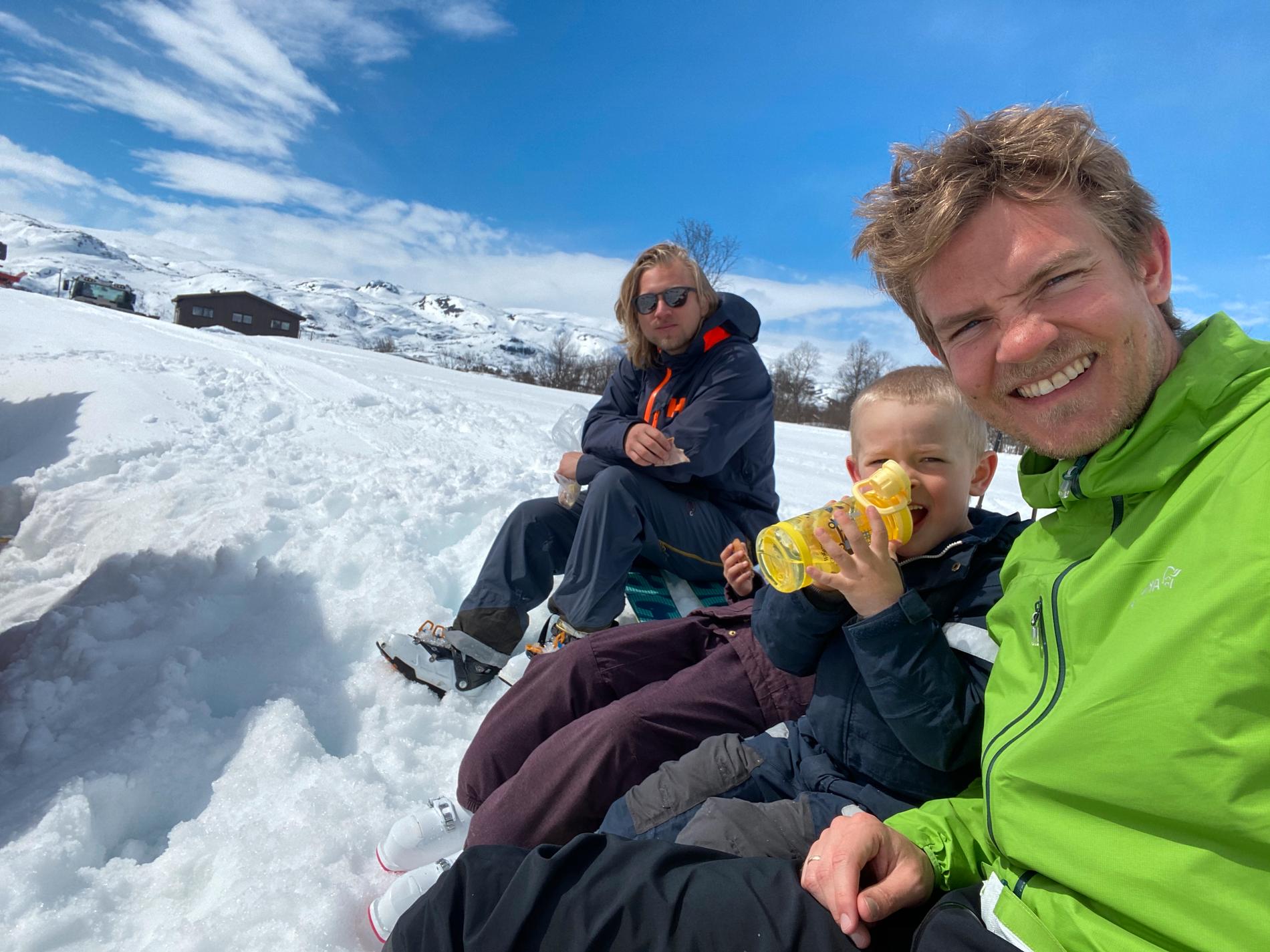 Familien har hytte på Haukelifjell, som de benytter flittig. Her er Mats Hovland Vikse sammen med sønnen Mikkel og bror Eirik Finshus. 