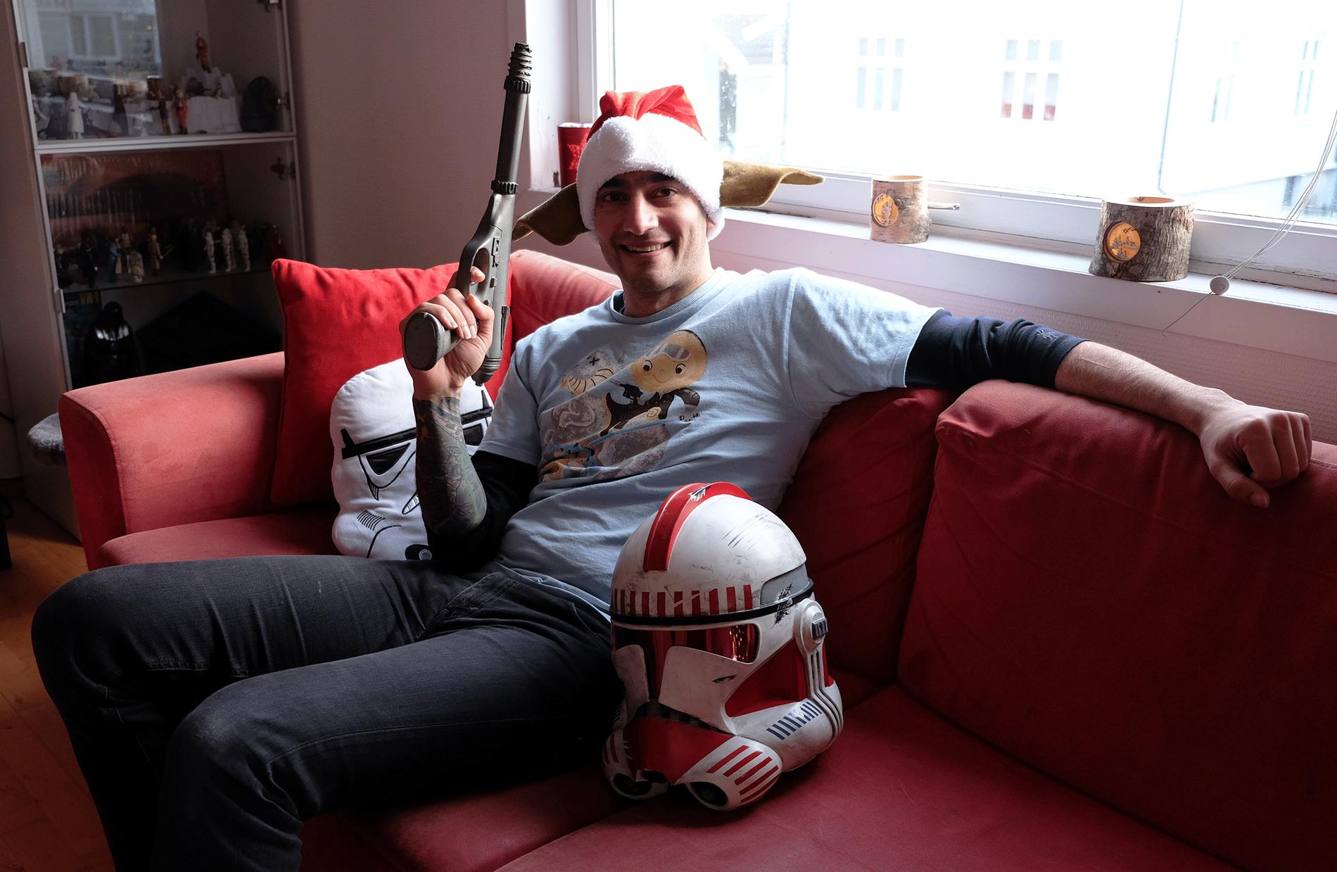 Hjemmelaget hjelm, Star Wars-pute, t-skjorte og Yoda-nisselue. I hånden holder han et våpen som ble brukt i innspillingen av «The Empire Strikes Back».