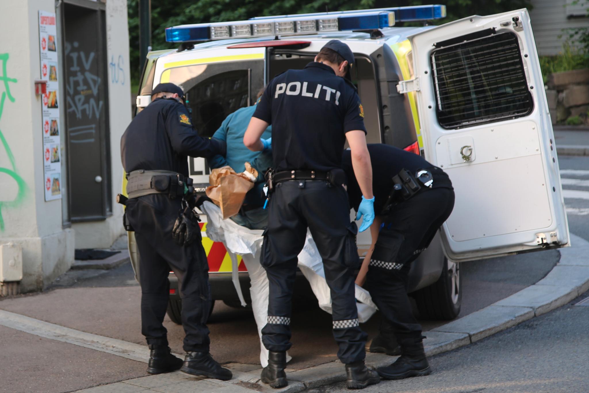 Mistenkte ble pågrepet i krysset Fredensborgveien/ Rostedsgate. For å sikre spor tapet politiet papirposer over hendene hans før han fikk på seg en sporsikringsdrakt.