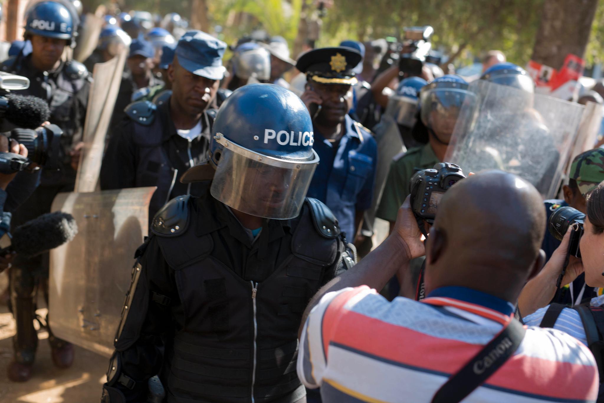 Zimbabwisk opprørspoliti kastet fredag ettermiddag ut journalister rett før en pressekonferanse med opposisjonsleder Nelson Chamisa skulle begynne. Foto: Jerome Delay / AP Photo / NTB scanpix