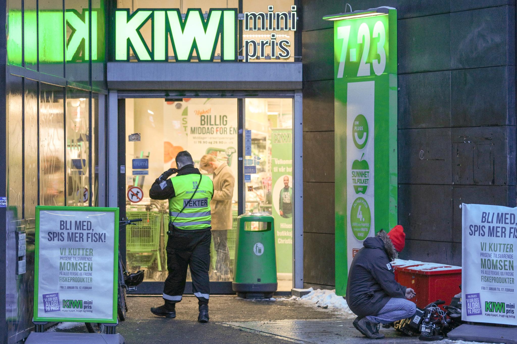 Det var i denne Kiwi-butikken i krysset Møllergata/Hausmanns gate at knivstikkingen skjedde. Fredag patruljerte vektere forretningen som et trygghetsskapende tiltak. 