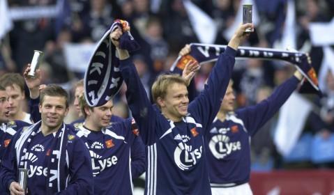 Erik Nevland og de andre Viking-spillerne jubler for cupfinaleseier.