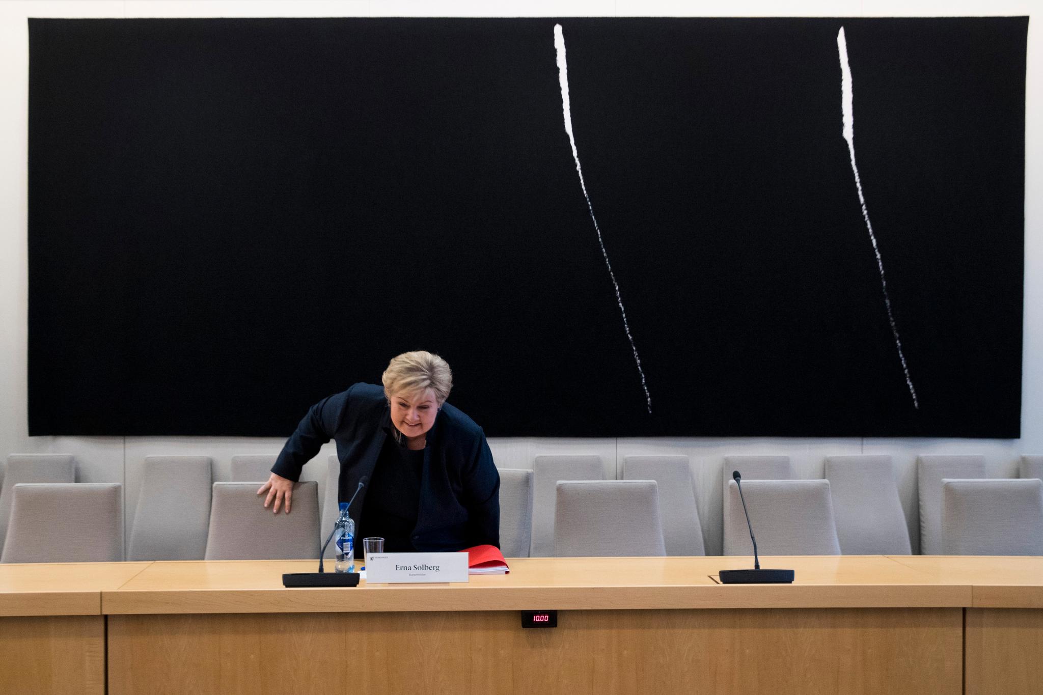 Erna Solberg var på plass i kontroll- og konstitusjonskomiteen tirsdag.