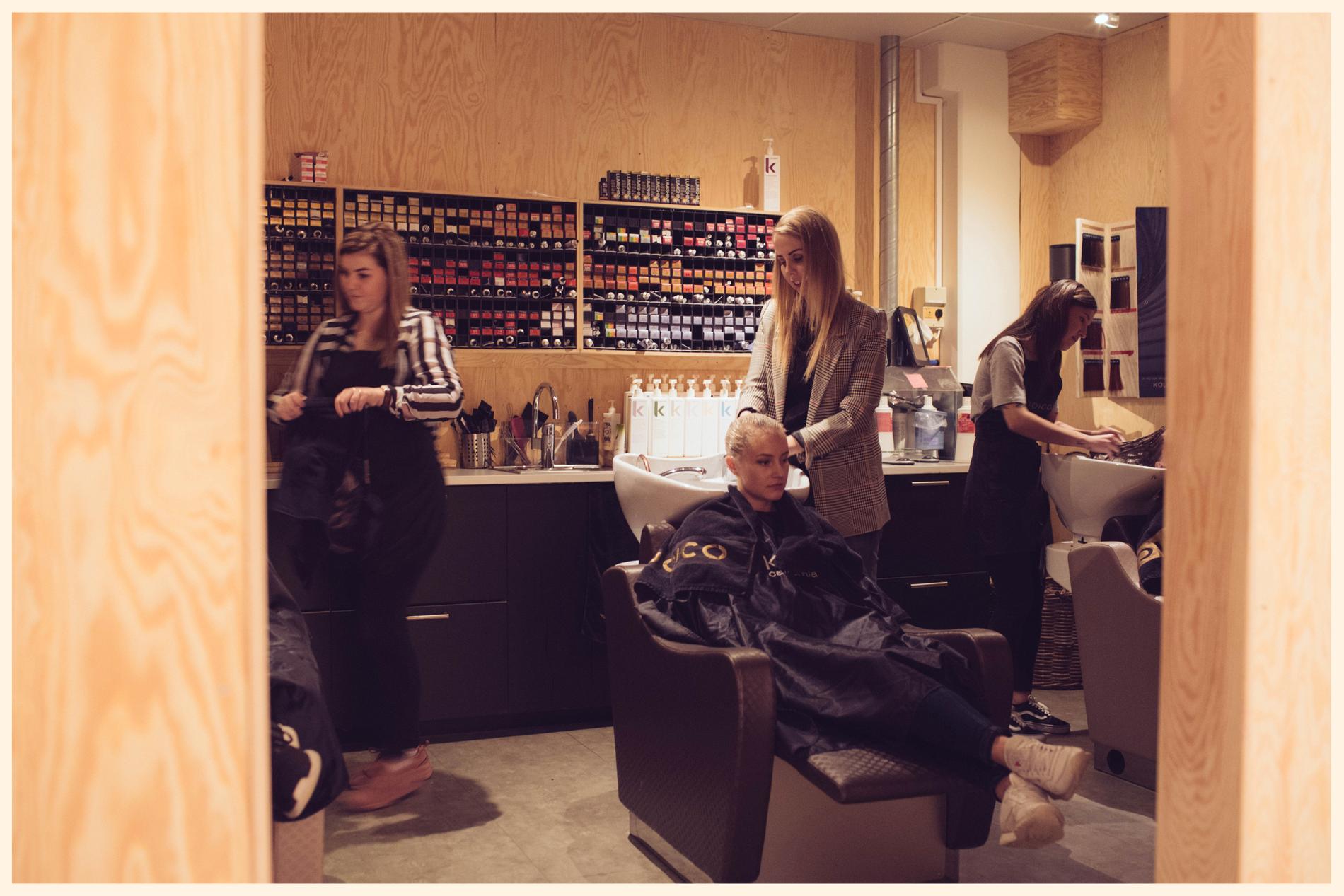 Martine Skretting Mydland (t.v.), Linn Eie-Olsen og  Rijalda Alagic er opptatt med å vaske hår. Hanne Lyster er også frisør hos Ombré, men er ikke på jobb da Byas var innom. 