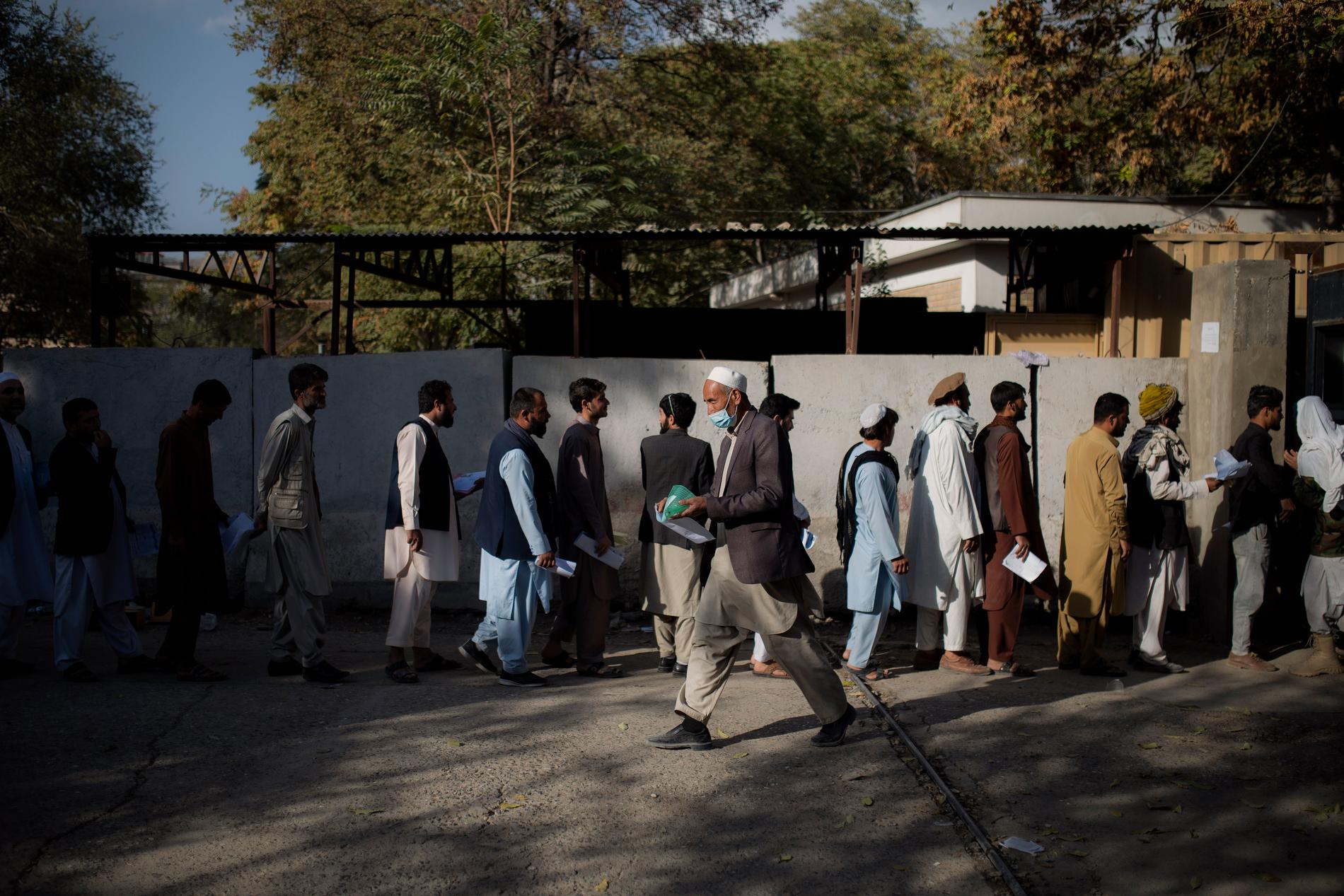 Køene har vært lange utenfor passkontoret i Kabul etter at det ble gjenåpnet av landets nye makthavere, Taliban, i oktober. 