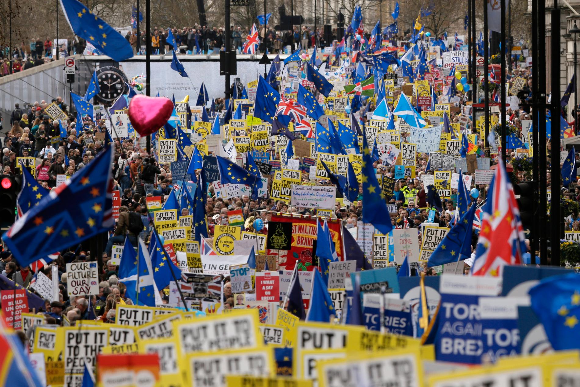 Hundretusenvis av EU-tilhengere demonstrerte i London med krav om en ny folkeavstemning. Foto: Tim Ireland / AP / NTB scanpix