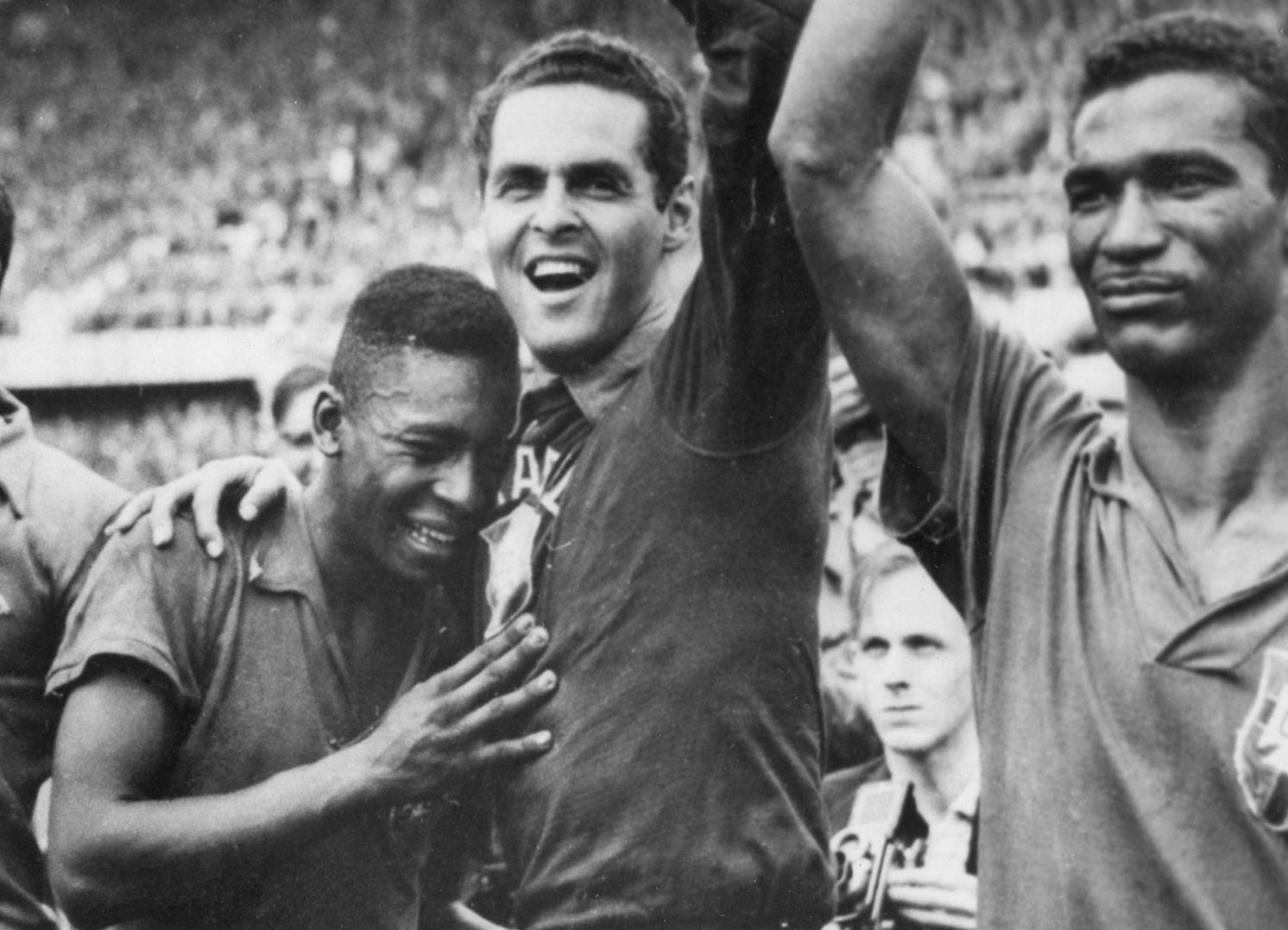 GULLTÅRER: Pelé gråt da han vant sitt og Brasils første VM-gull i 1958. Her med keeper Gylmar Dos Santos Neves og Didi.