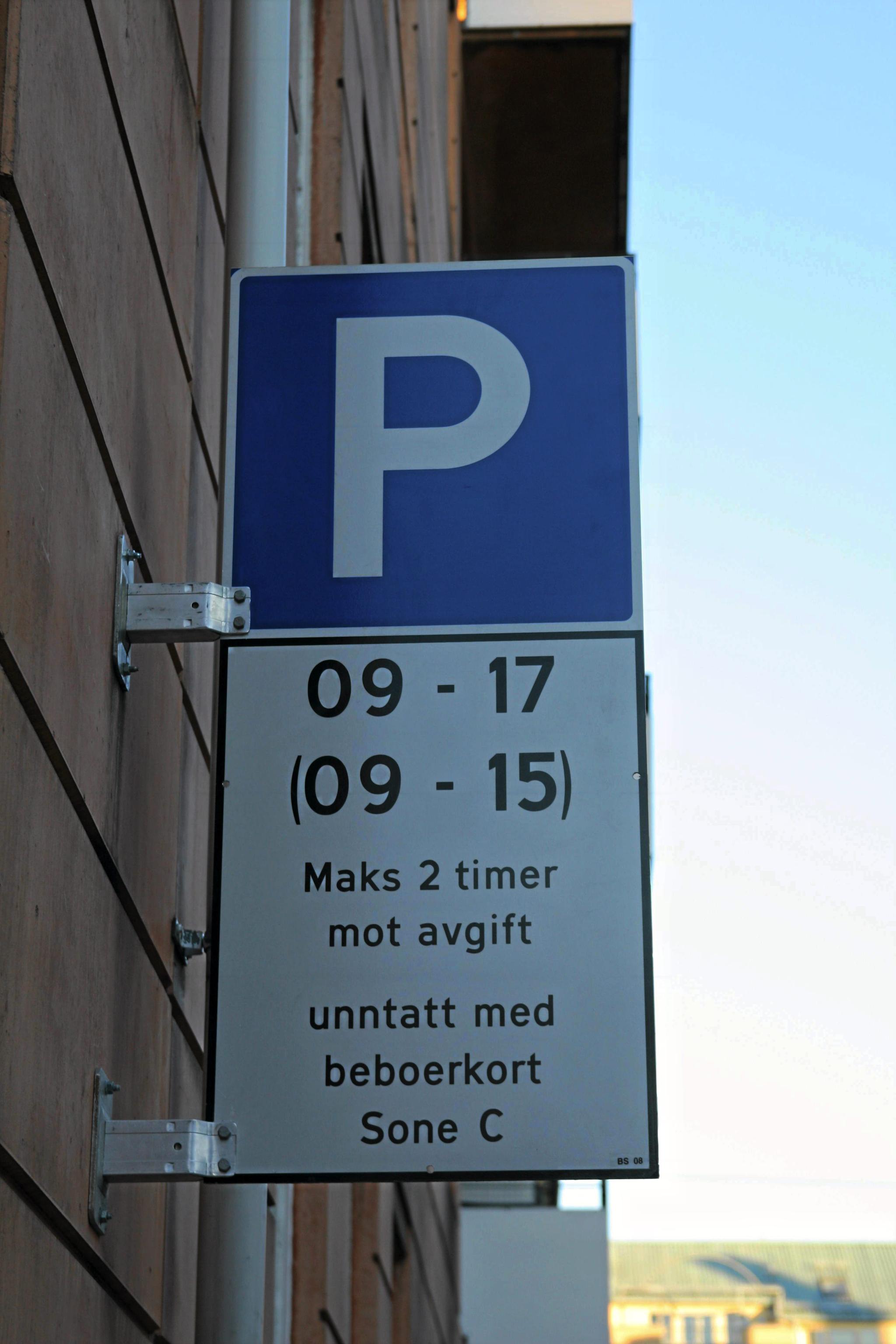 Etter flere år med prøveordning i blant annet bydel Gamle Oslo, ble beboerparkering gradvis innført flere steder i Oslo fra november 2017.