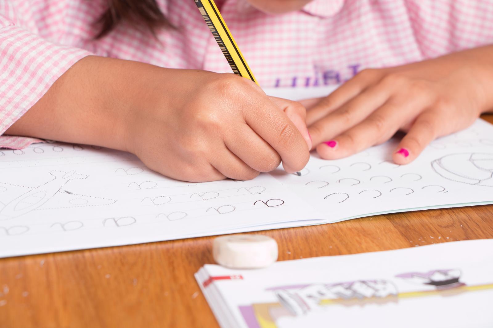 Writing issues. Картинки "девочка учится красиво писать буквы". Учимся писать буквы картинки с девочкой. Учат писать предмет. Картинка учитель учит писать цифры.