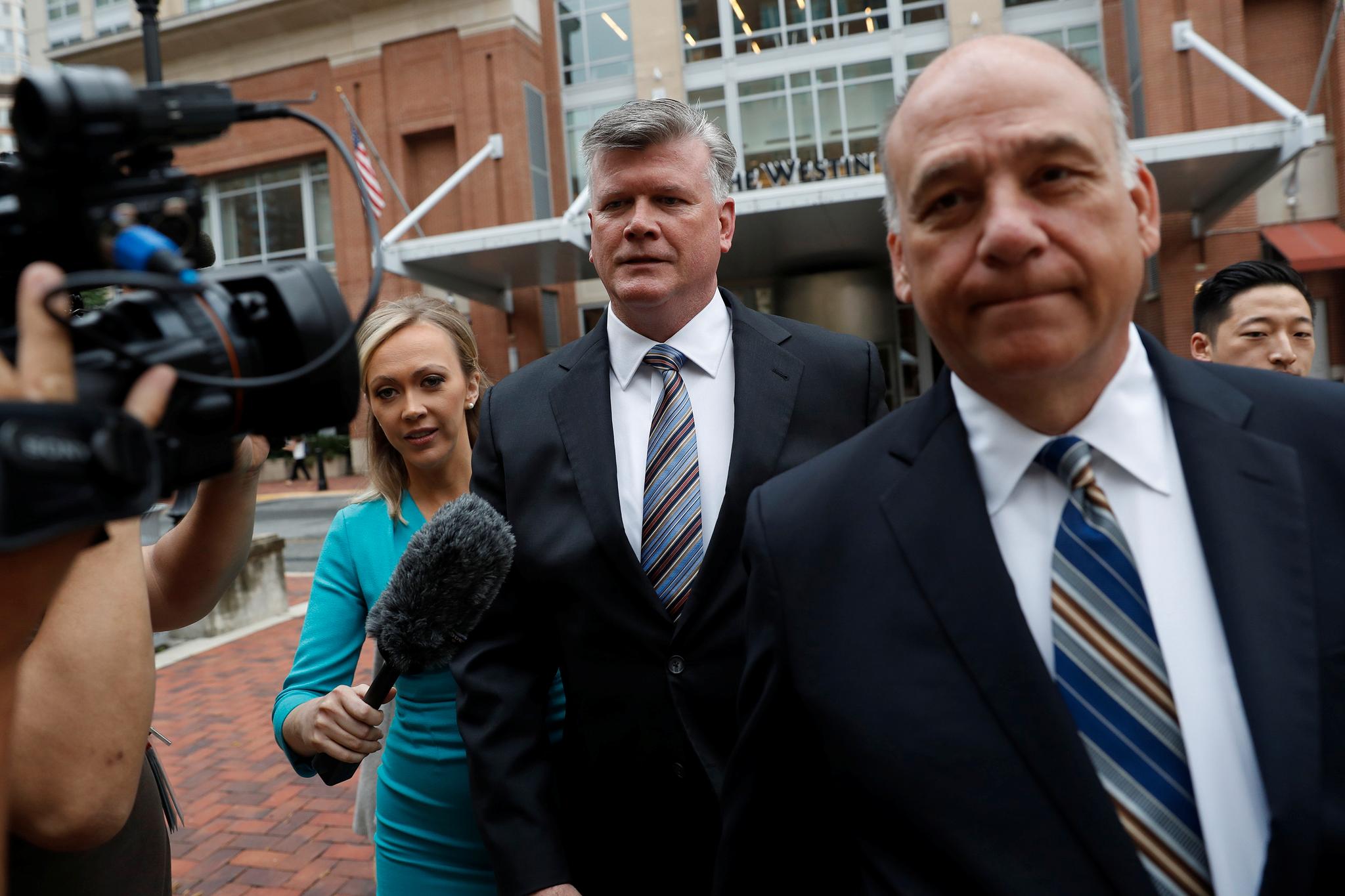 Paul Manaforts forsvarsadvokat Kevin Downing ankom rettslokale i Alexandria i nordlige Virginia for rettssakens første dag.