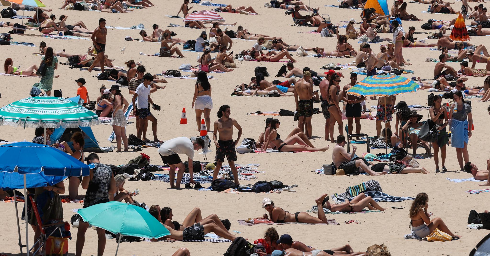 Coogee Beach i Sydney midt i januar. Det er full sommer i Australia. Landet har knapt nye smittetilfeller.