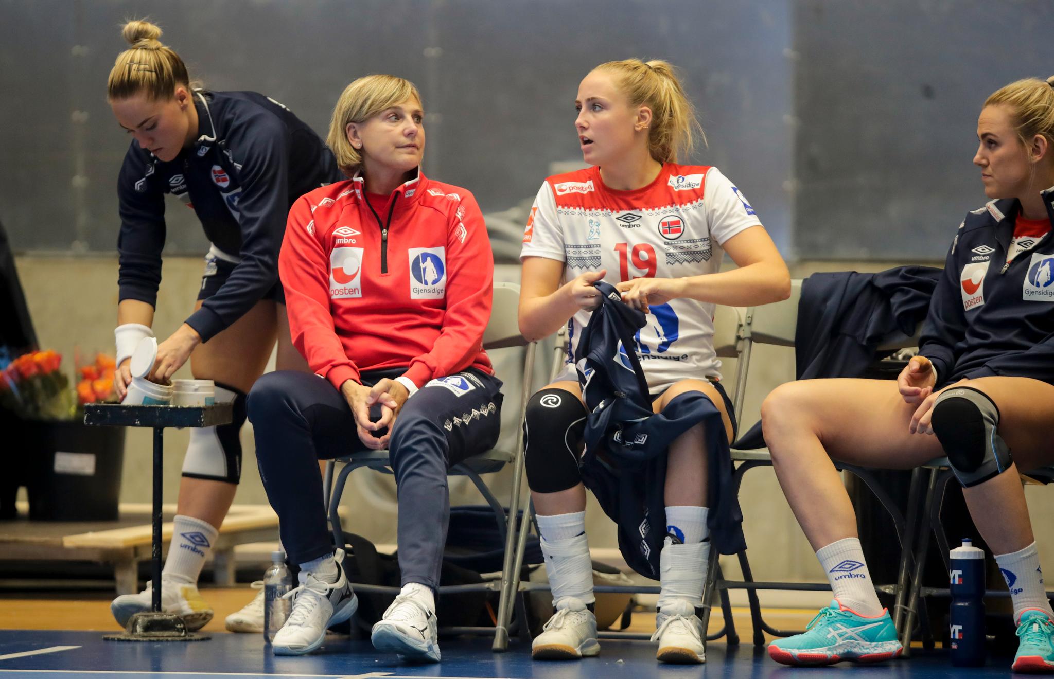 Da Norge spilte turnering på hjemmebane i Stavanger i september, ble Moa Høgdahl tatt med. Det ga en pekepinn på VM-uttak. Her på benken med mamma.