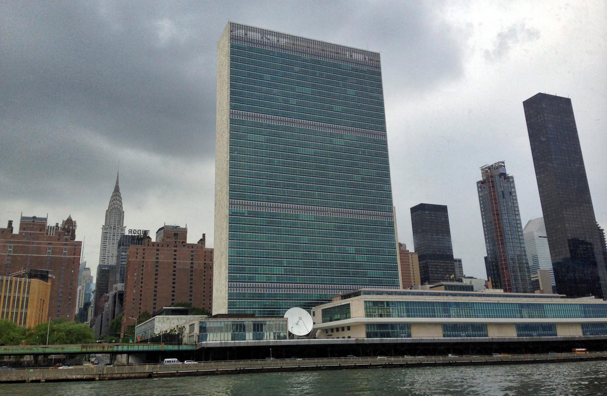 Mange i FN var svært kritiske da Trump World Tower (til høyre i bildet) ble bygget på slutten av 90-tallet.