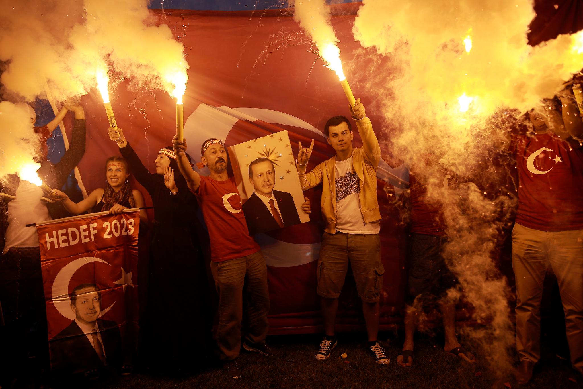 Recep Tayyip Erdogans tilhengere feiret vilt i gatene i Istanbul søndag kveld. Det så da ut til å være helt sikkert at Erdogan ville vinne presidentvalget.