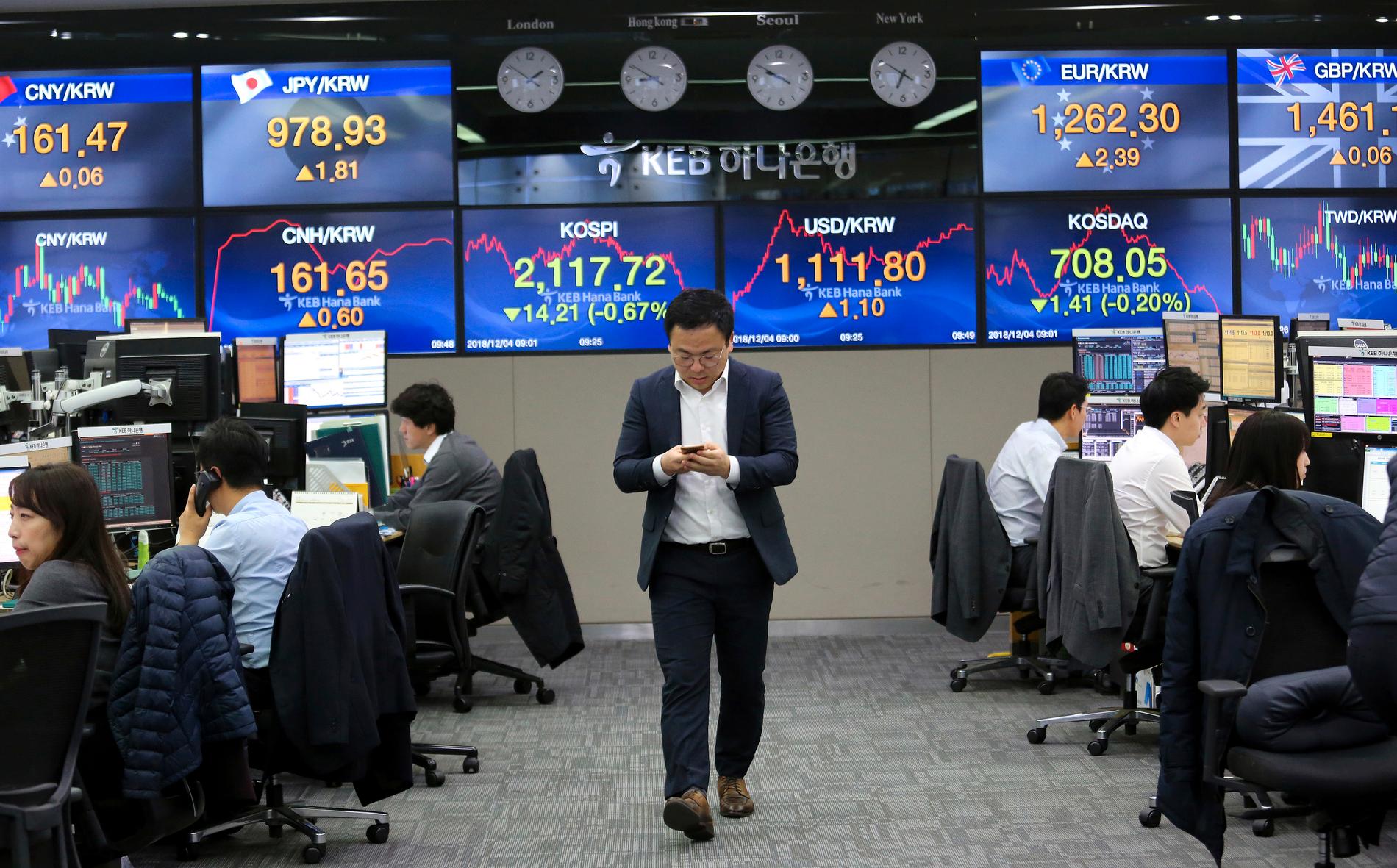 KOREA: Utviklingen på verdens finansmarkeder følges nøye, som her blant valutahandlere i en koreansk bank. Onsdag gikk det nedover igjen på de asiatiske børsene. 