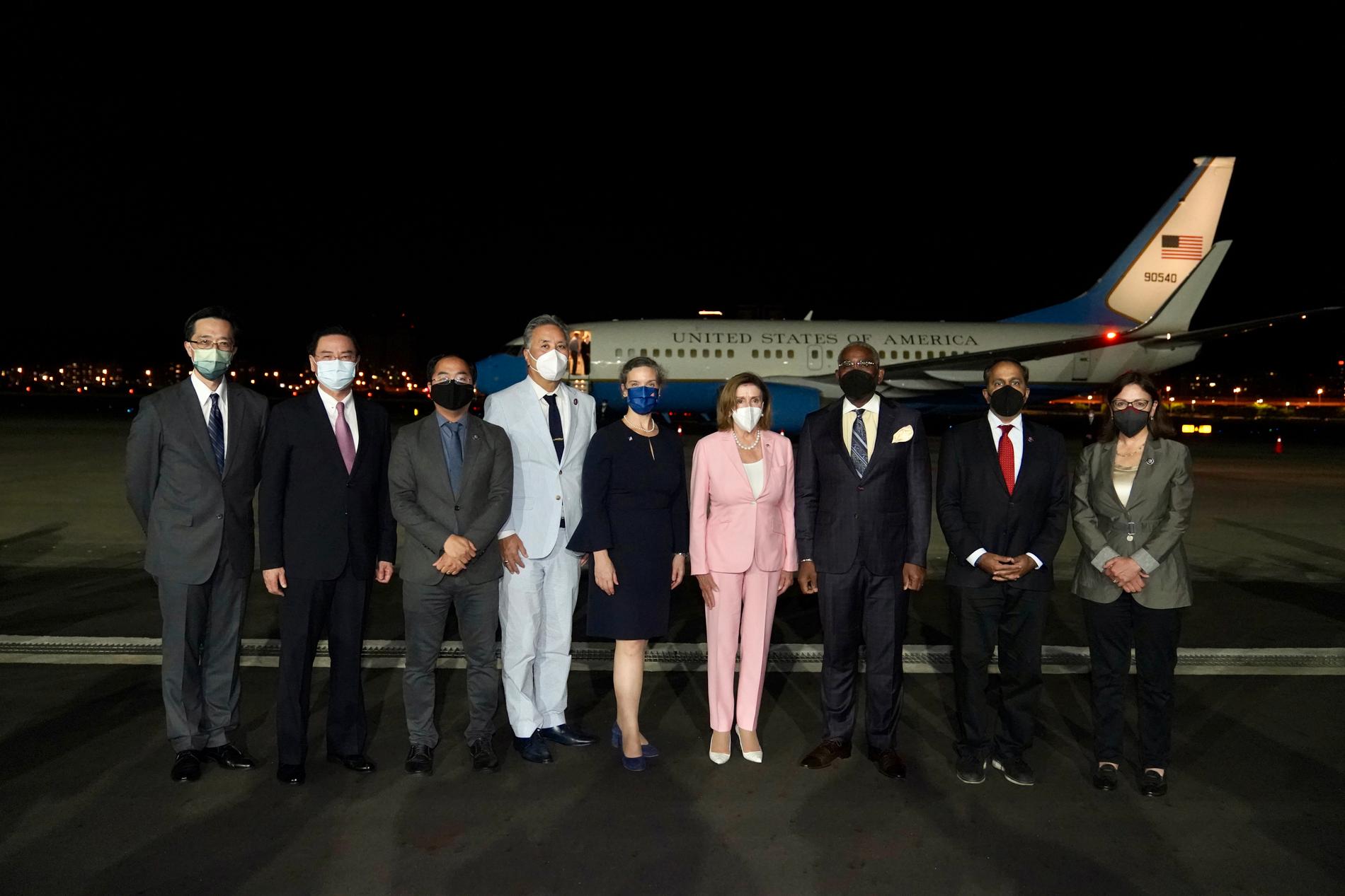 Nancy Pelosi og hennes delegasjon poserer på flyplassen i Taipei. 