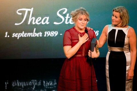 Søsteren Tonje Steen og mor Tove Steen tar imot prisen da Thea ble "Årets forbilde" i fjor.