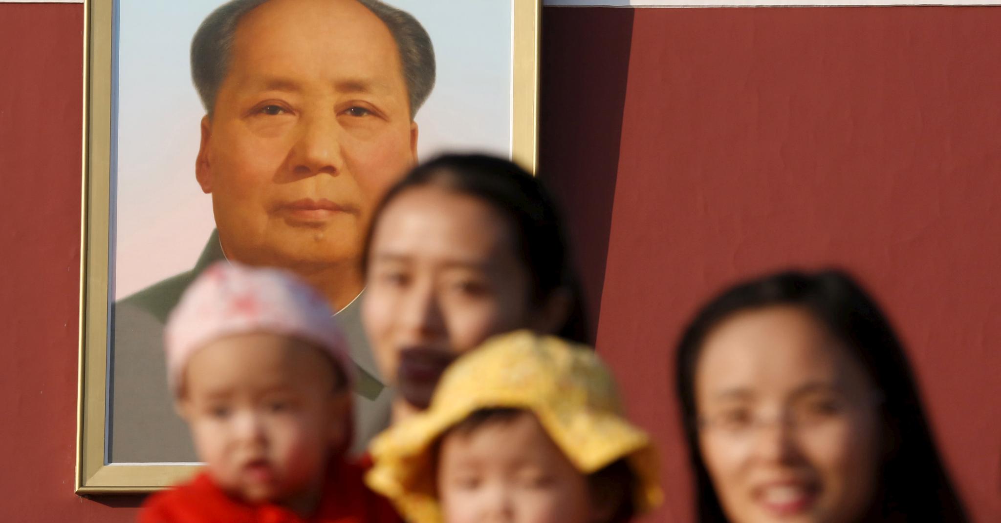 Portrettet av Mao Zedong henger fortsatt ved inngangen til Den forbudte by i Beijing. Myten om den gamle lederen lever i beste velgående når partiet skal feire sin 100-årsdag.
