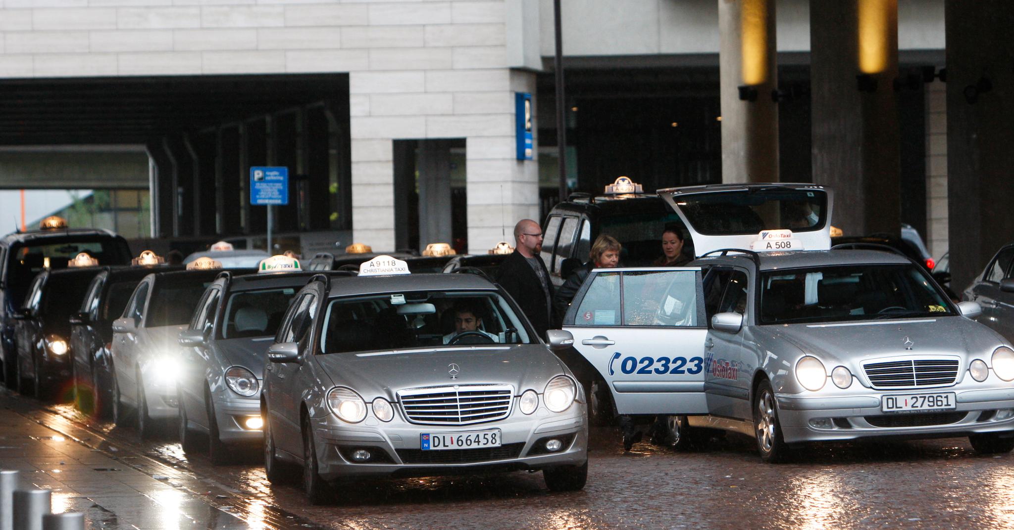 Flere hundre taxisjåfører i Oslo har søkt om å få eget taxiløyve fordi de da vil være sin egen herre og kunne tjene mer.