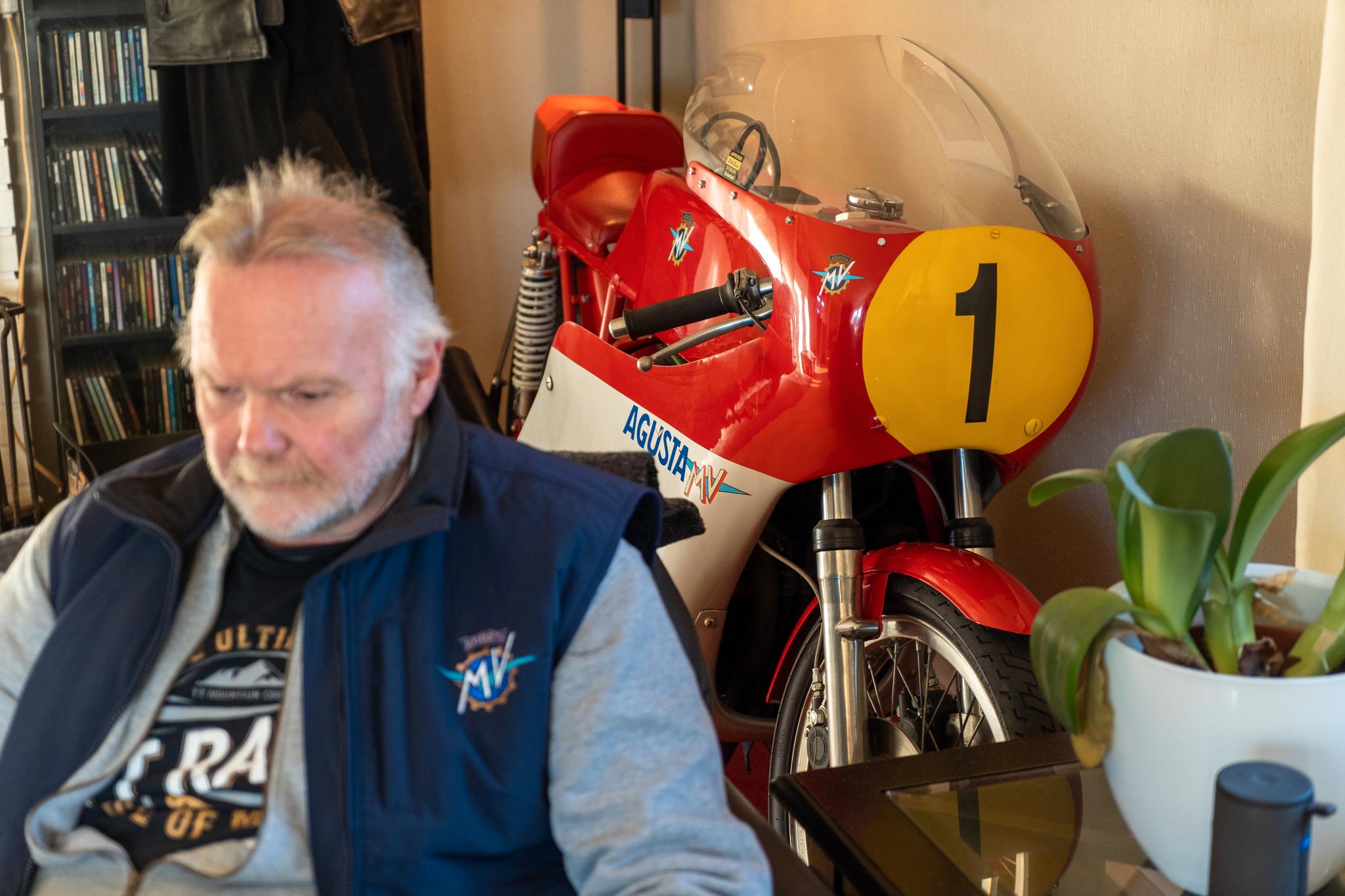 Nel soggiorno c’è il mobile più veloce del mondo: una motocicletta italiana degli anni ’70.