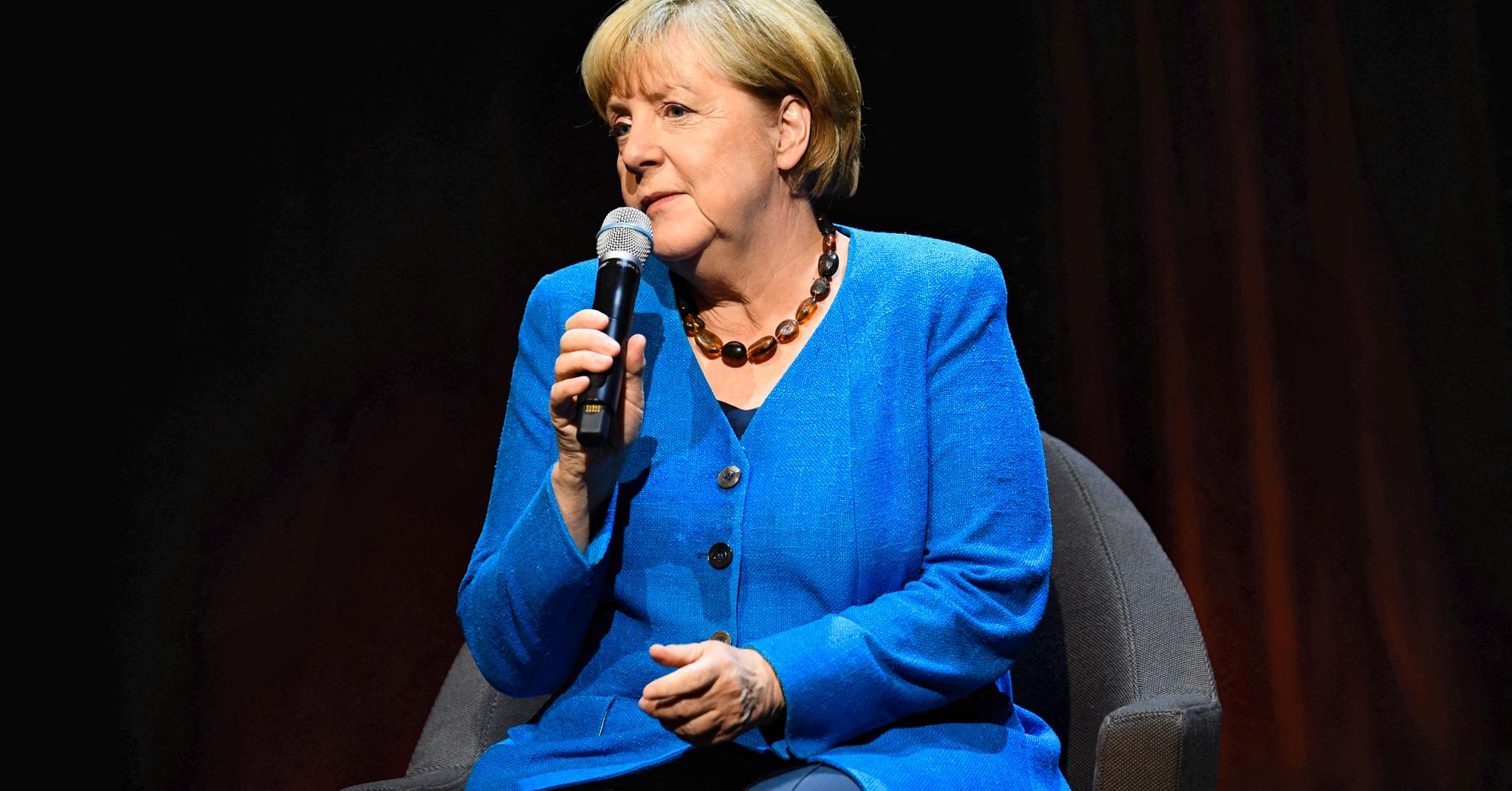 Angela Merkel har vært nesten helt taus siden hun gikk av som kansler, men tirsdag grep hun mikrofonen igjen.