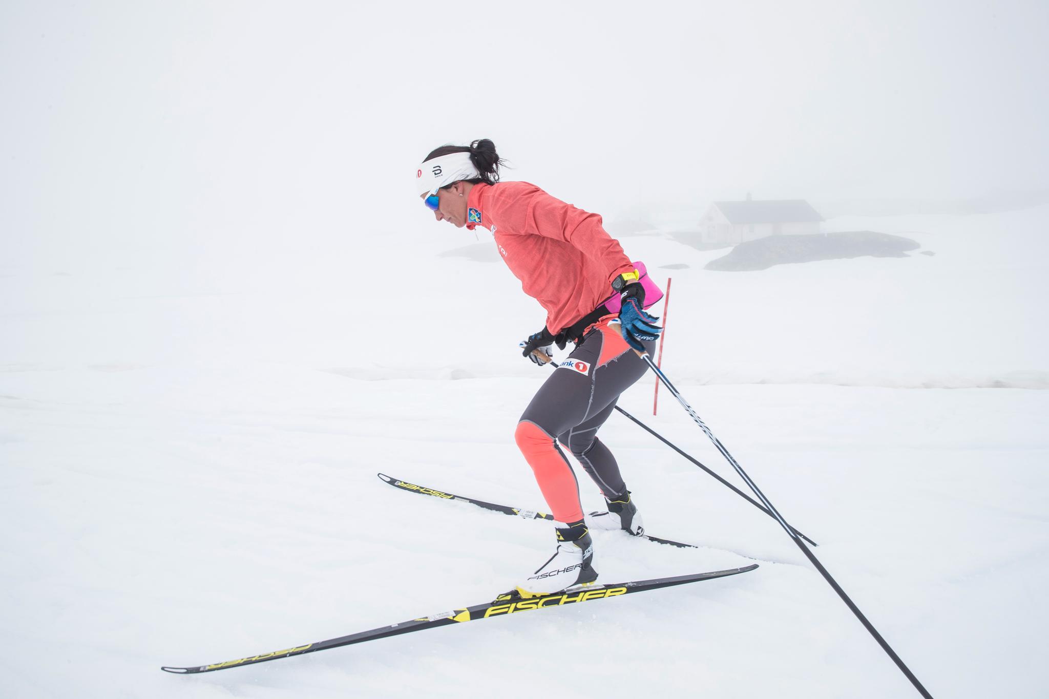 Den første samlingen på ski foran sesongen finner sted allerede i månedsskiftet mai/juni på Sognefjellet. Her er Marit Bjørgen i gang med en økt i tåka på fjellet i 31. mai 2017. 