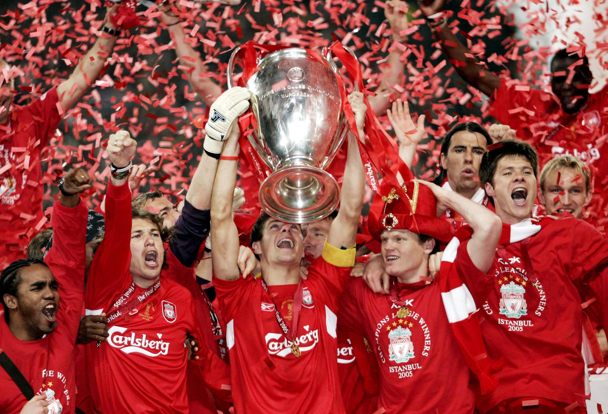 Steven Gerrard løfter trofeet mens John Arne Riise (til høyre) er med på feiringen av Champions League-triumfen i 2005.