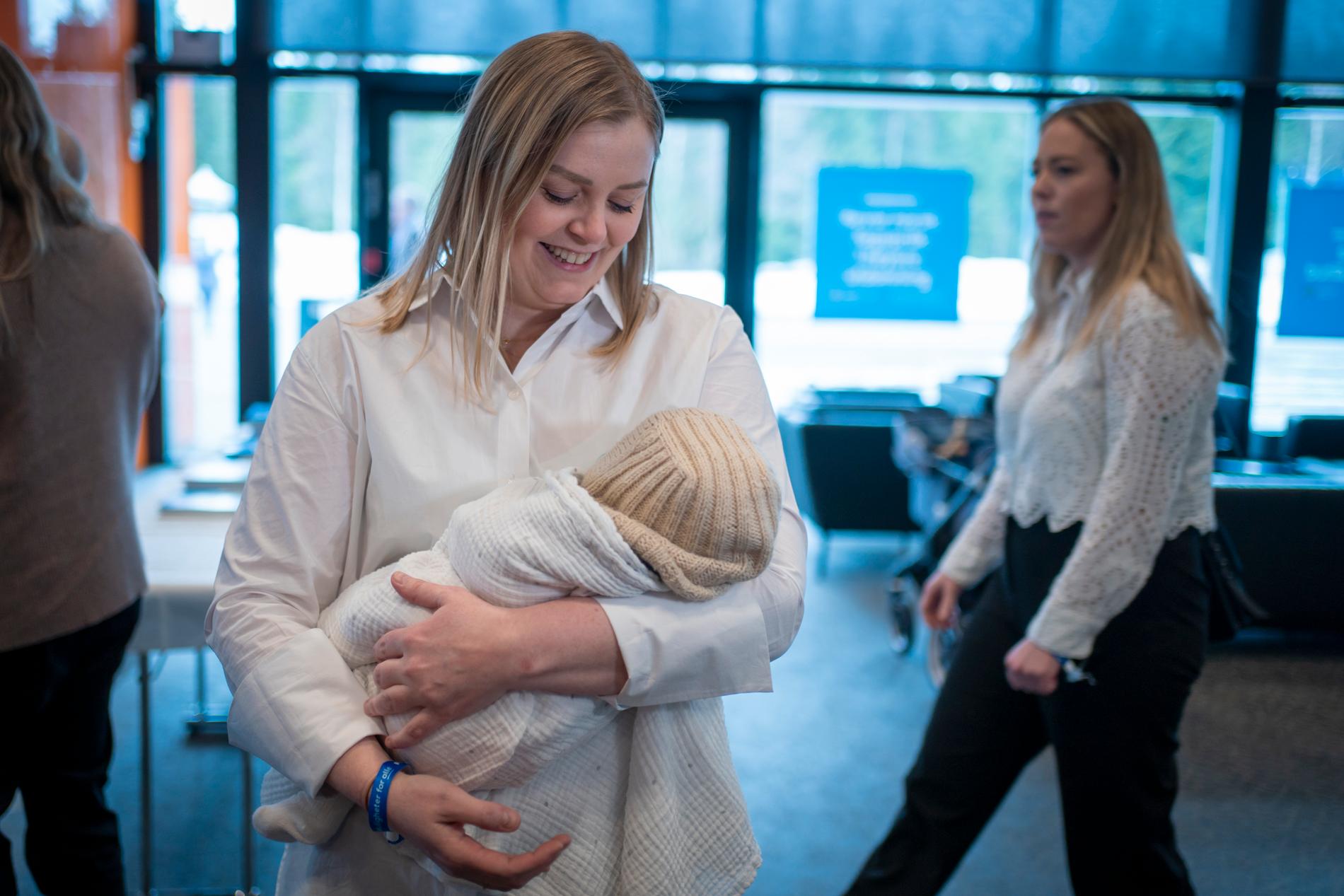 Høgres nestleiar Tina Bru blei tobarnsmor i 2022. Fredag fortalde ho at ho ikkje tar attval til Stortinget neste år. Familien kjem først.