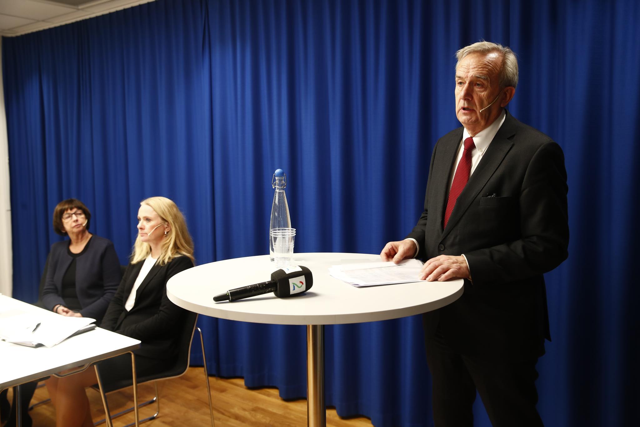 Riksadvokat Tor-Aksel Busch, arbeids- og sosialminister Anniken Hauglie og NAV-direktør Sigrun Vågeng under mandagens pressekonferanse.