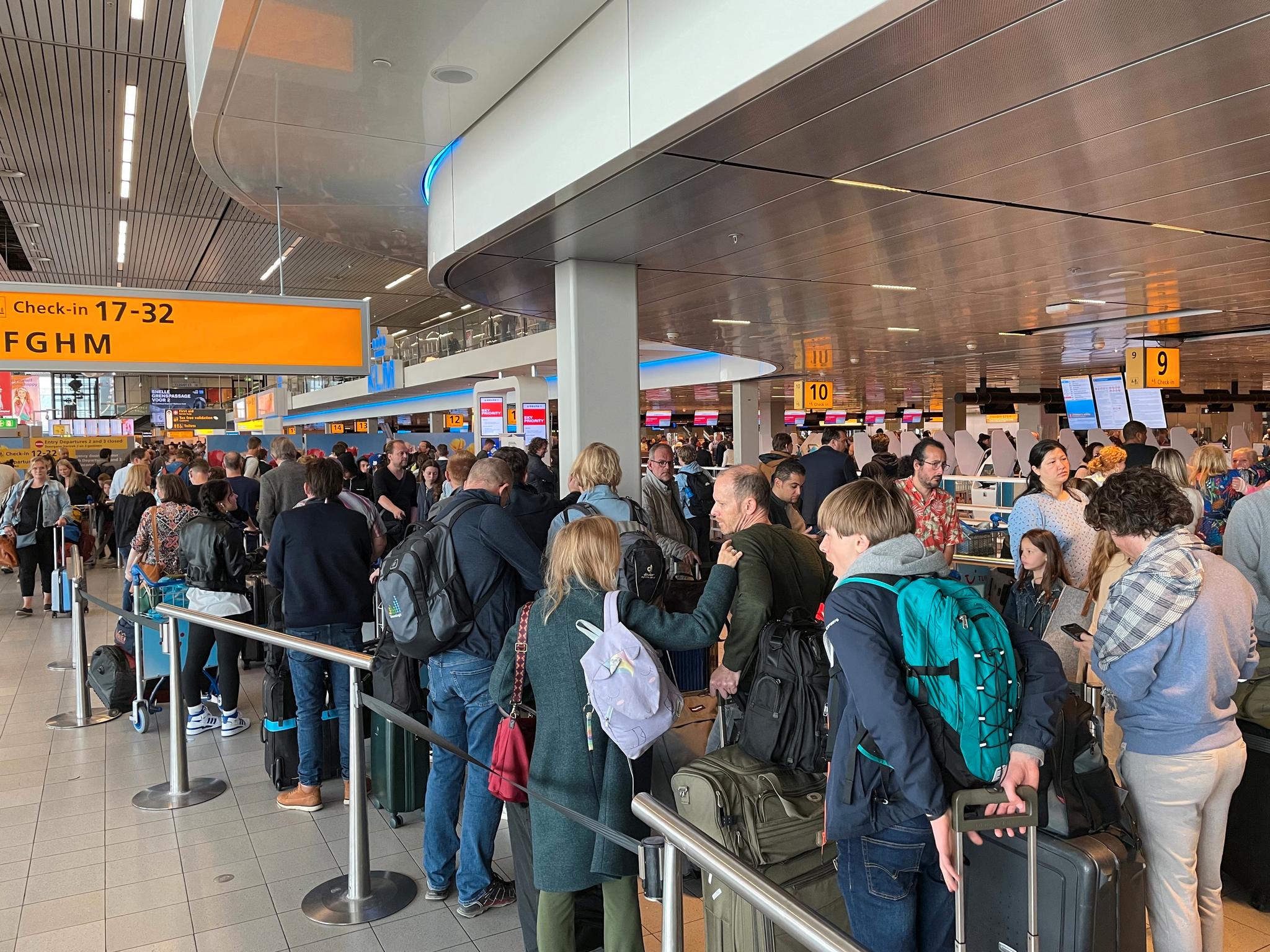 Kø på Schiphol i Amsterdam tidligere i vår. Den nederlandske flyplassen har hatt så store problemer at selskapet KLM stengte billettsalget derfra i noen dager. 