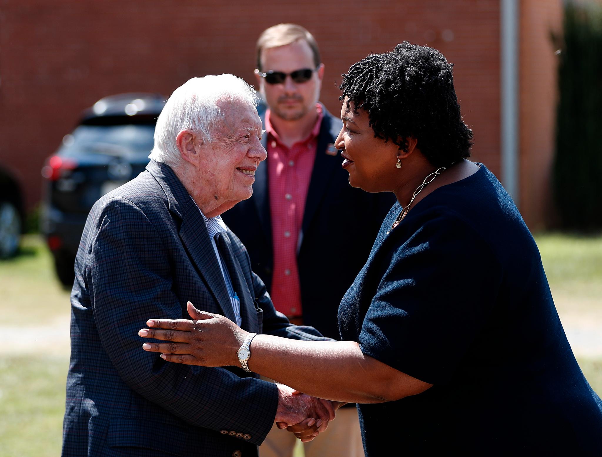 Stacey Abrams gjorde seg bemerket som kandidat til å bli guvernør i Georgia i 2018. Her hilser hun på tidligere president Jimmy Carter.