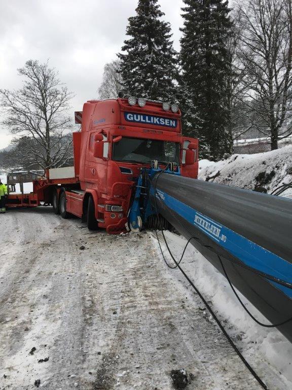 En lastebilsjåfør fikk rygget unna for den 100 tonn tunge kranen akkurat i tide. 
