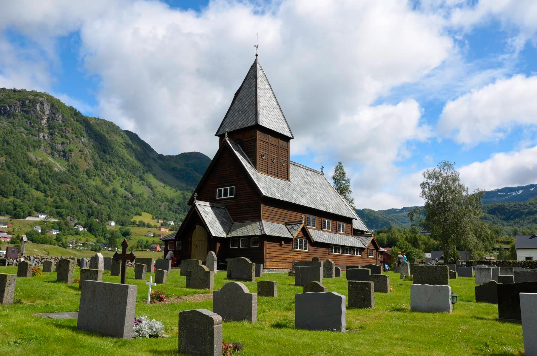 BRYR SEG IKKE: Mange nordmenn gir blanke i sin egen norske, kristne kulturarv, skriver innsenderen. Bildet er av den rundt 800 år gamle Røldal stavkirke i Odda kommune.