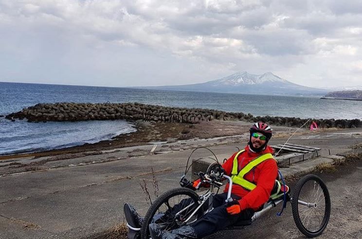 Josh Stinton (37) på Hokkaido, Japans nordligste øy. Her nærmer han seg målet etter nærmere 20 dager på håndsykkelsetet. 