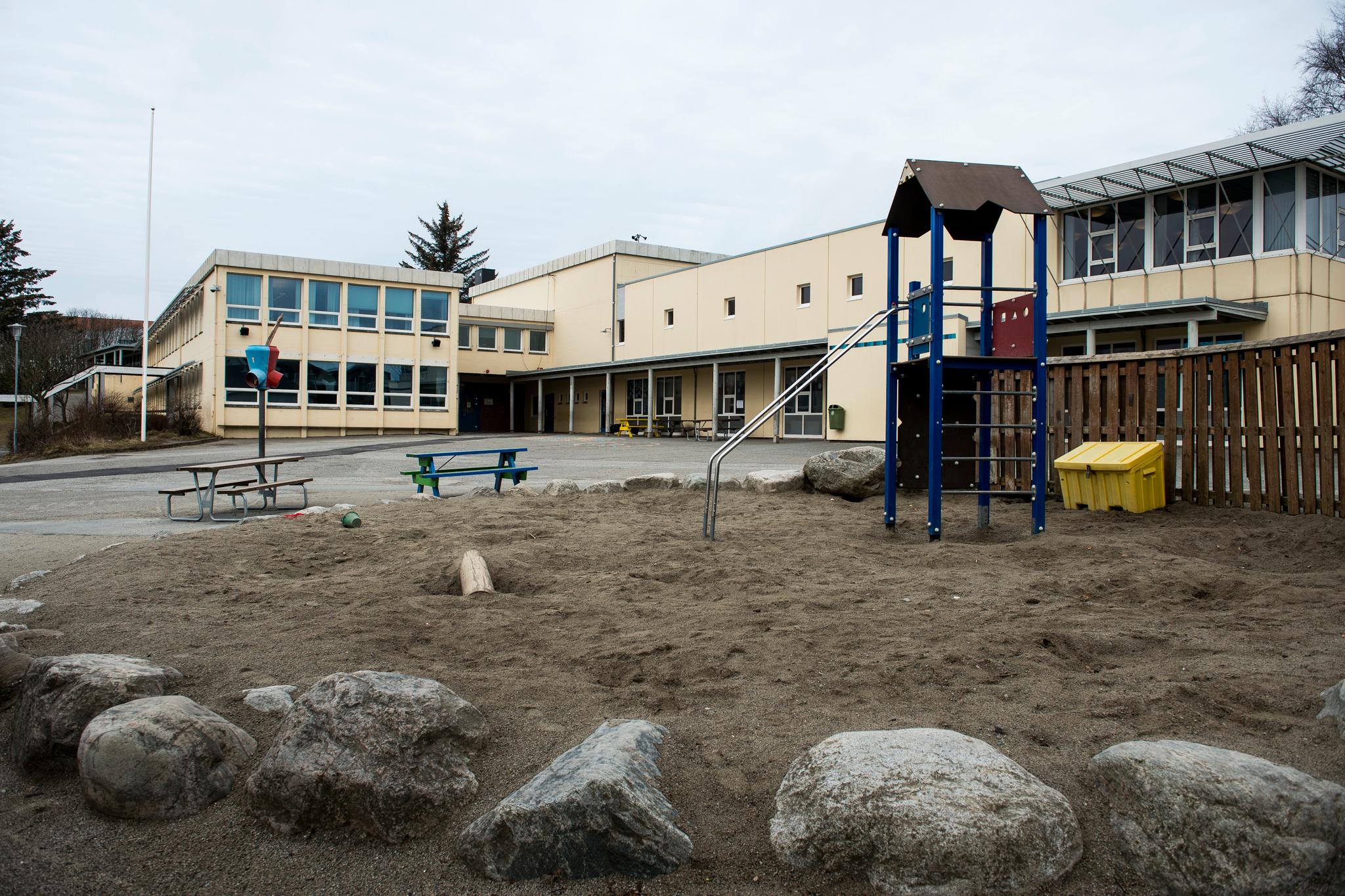 Stangeland skole i Sandnes er en av mange barneskoler som har holdt stengt. Men er det nødvendig, spør åtte forskere, som vil ha diskusjon om regjeringens strategi.