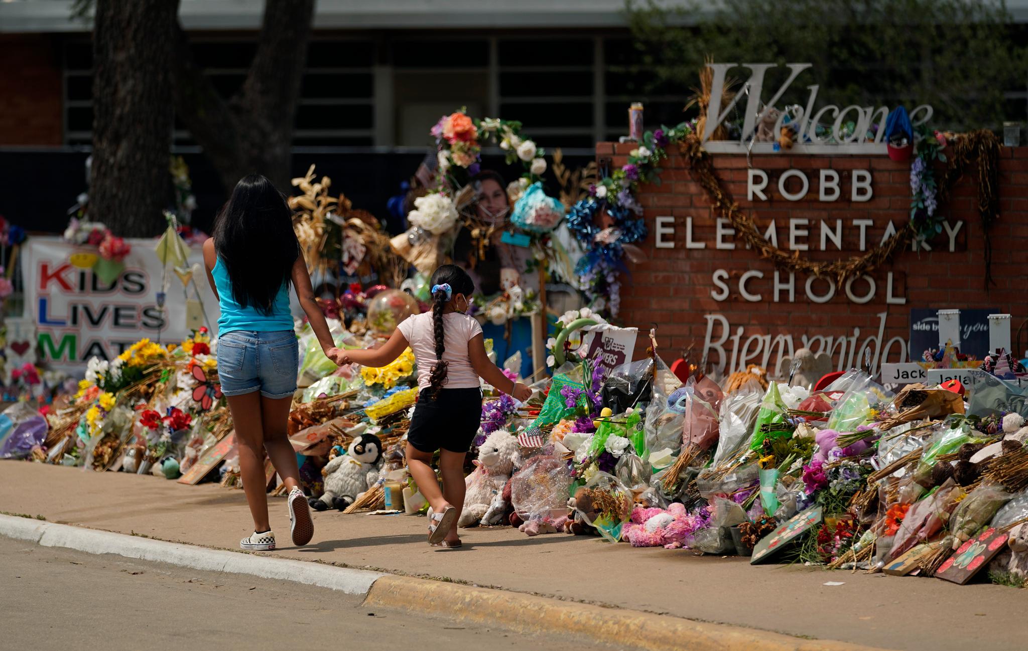 Et minnesmerke for de drepte i skoleskytingen ved Robb Elementary i Uvalde i Texas 24. mai. Tirsdag ble det publisert overvåkingsvideo som viser hvordan politiet ventet i 74 minutter på gangen etter å ha ankommet skolen. 