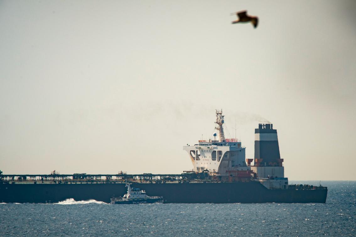 Tankskipet Grace 1 ble stanset ved Gibraltar torsdag morgen på grunn av mistanke om at det var på vei til Syria med råolje, noe som vil være et brudd på sanksjonene mot Syria. Iranske myndigheter anklager britene for å handle på vegne av USA. Foto: Marcos Moreno / AP / NTB scanpix