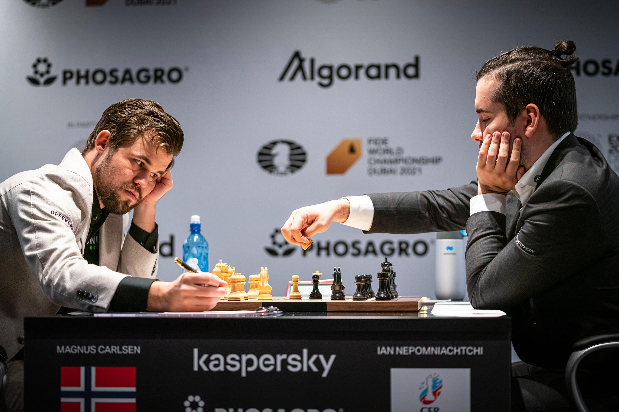 Jan Nepomnjasjtsjij gjorde en stor tabbe i søndagens parti mot Magnus Carlsen.