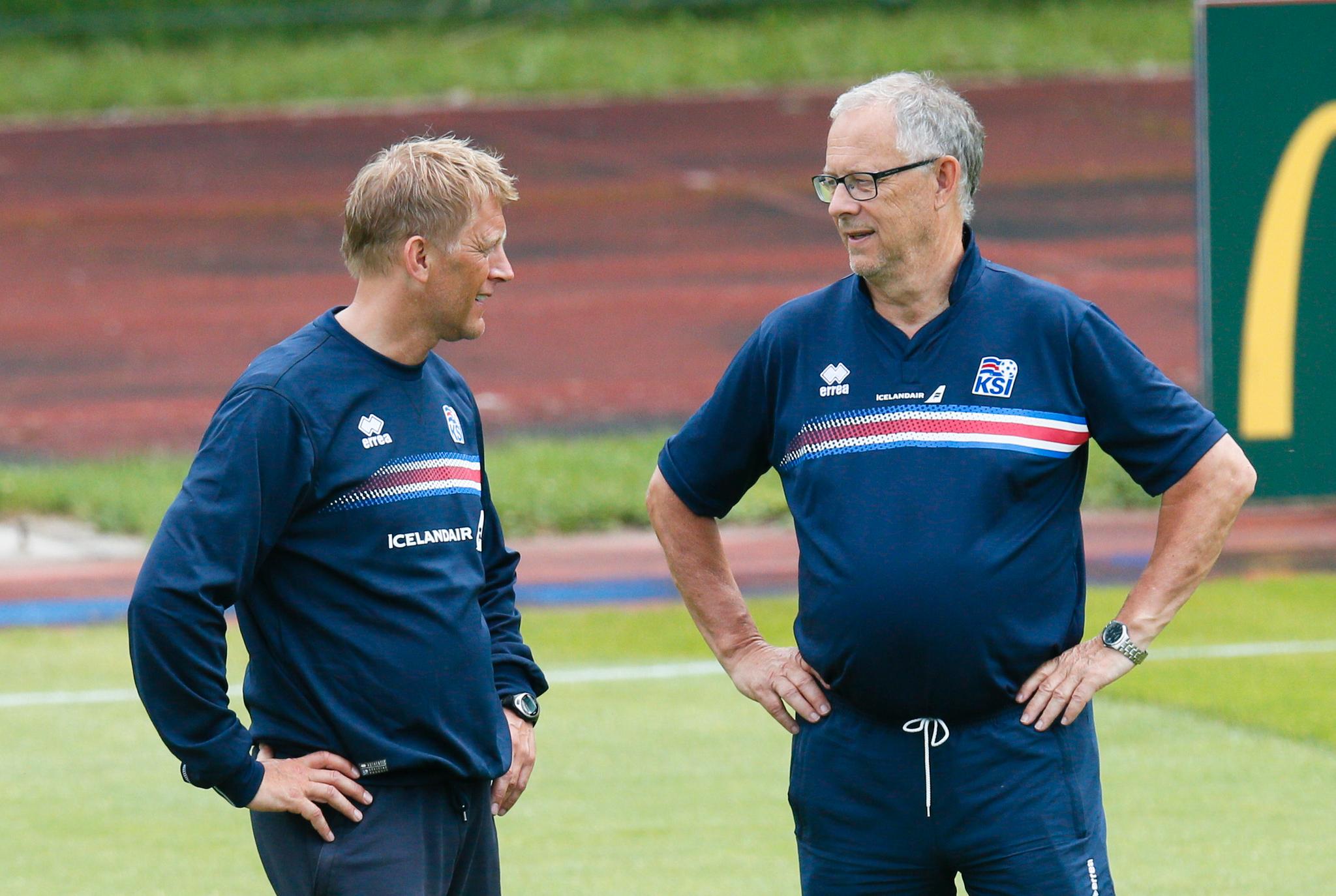 Assisterende landslagssjef Heimir Halgrimsson er tannlege på deltid hjemme på Vestmannaeyjar når han ikke trener landslaget sammen med svenske Lars Lagerbäck. 