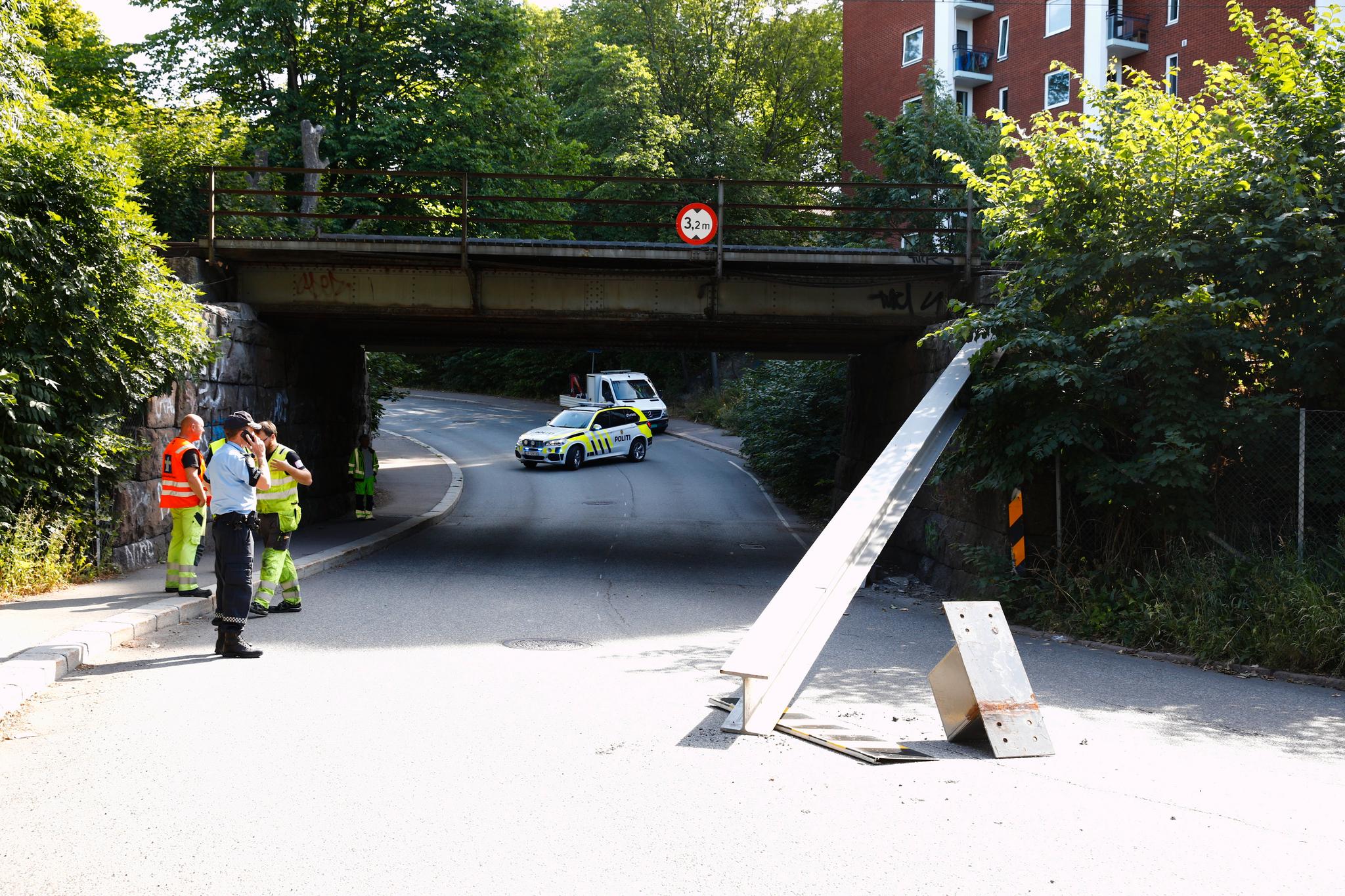 En lastebil kjørte inn i jernbanebruoen ved Tøyen stasjon mandag formiddag. Togtrafikken ble innstilt mens broen ble undersøkt,  men satt i gang igjen i løpet av kort tid.