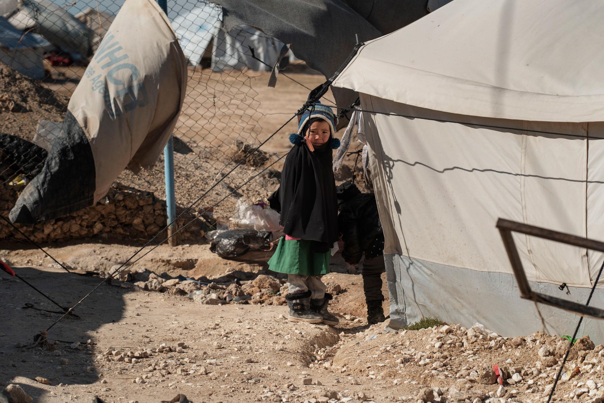 Tre millioner syriske barn lever i områder der væpnede grupper har brukt seksuell vold mot barn som strategisk våpen i krigen, viser ny rapport fra Redd Barna. Denne lille jenta lever nå i Al-Hol-leiren nordøst i Syria. 
