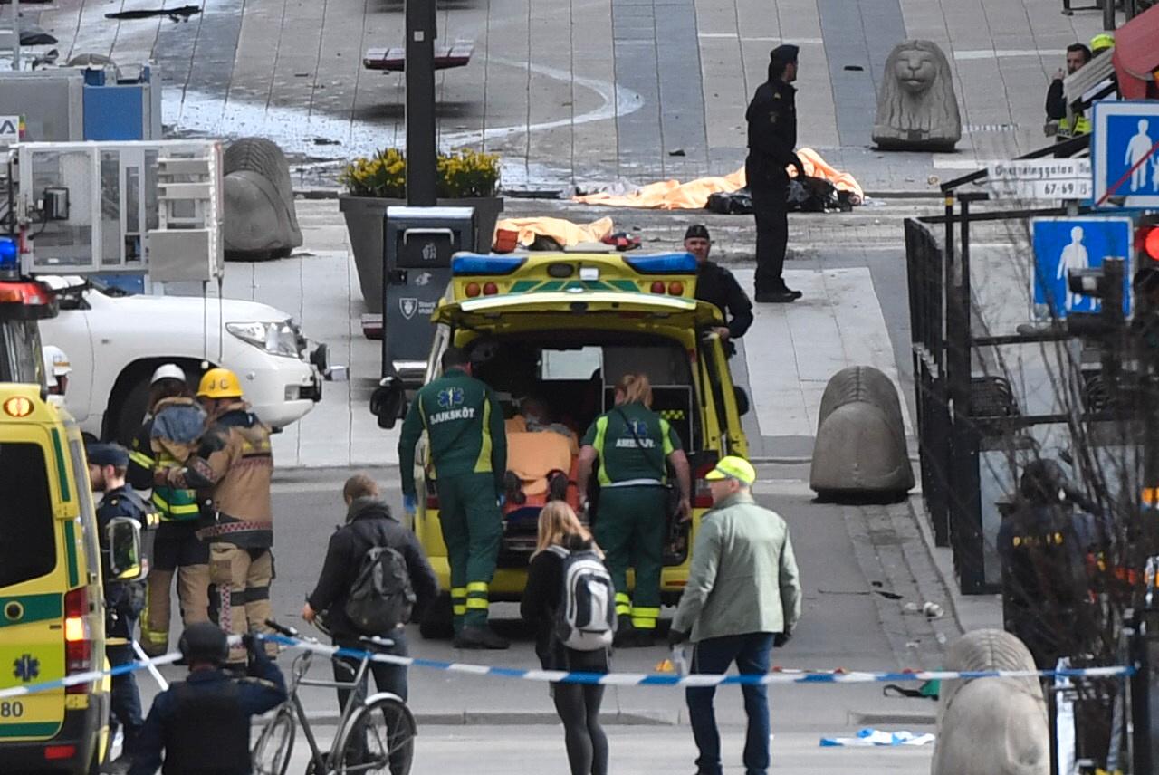  Minst tre personer er bekreftet døde etter at en lastebil kjørte på folk i Stockholm. Statsministeren sier angrepet etter alt å dømme er terror. 