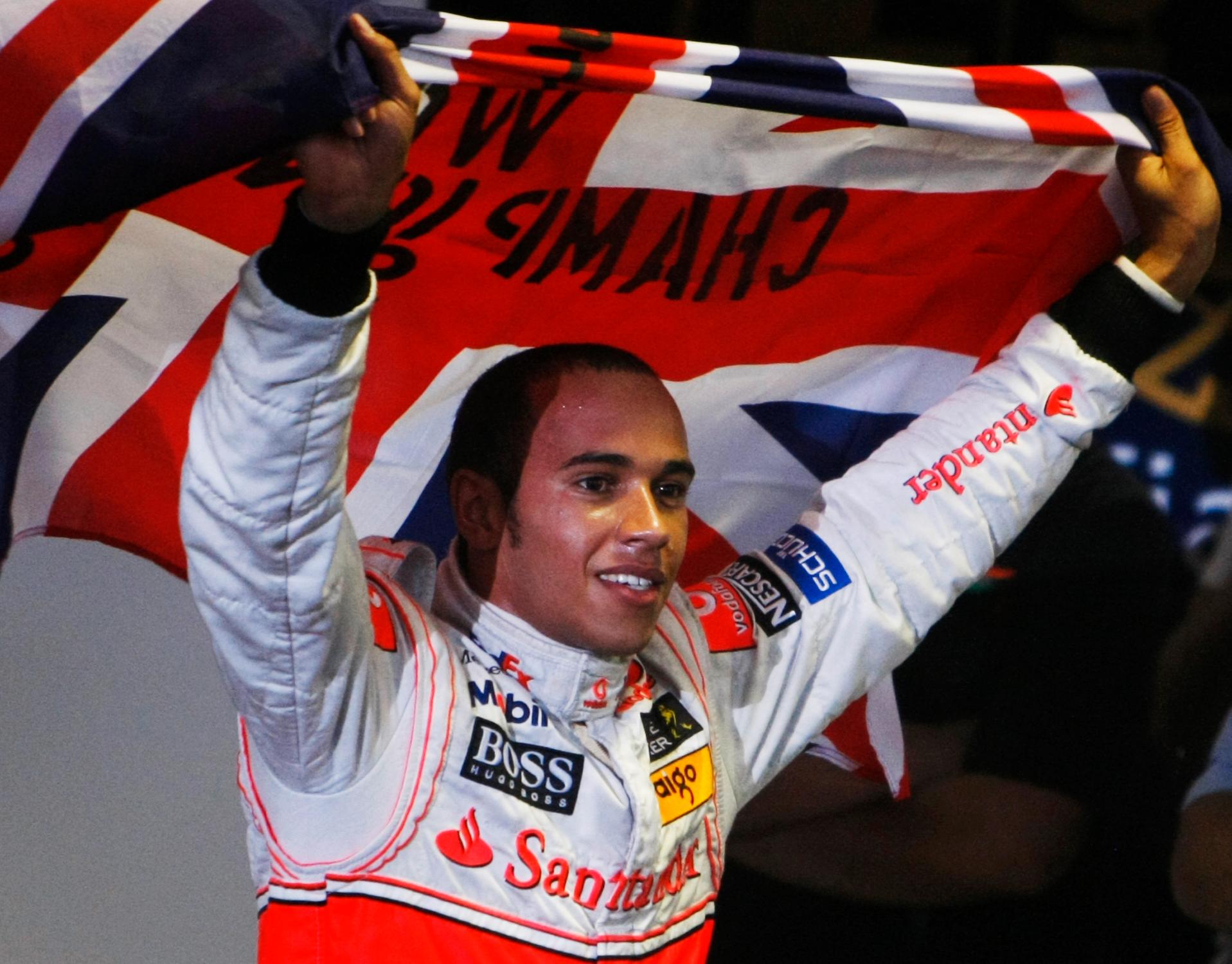 VERDENSMESTER: Lewis Hamilton, som den gang kjørte for McLaren-Mercedes, jubler over at VM-gullet er sikret med 5. plass i avslutningsløpet i Brasil i 2008.