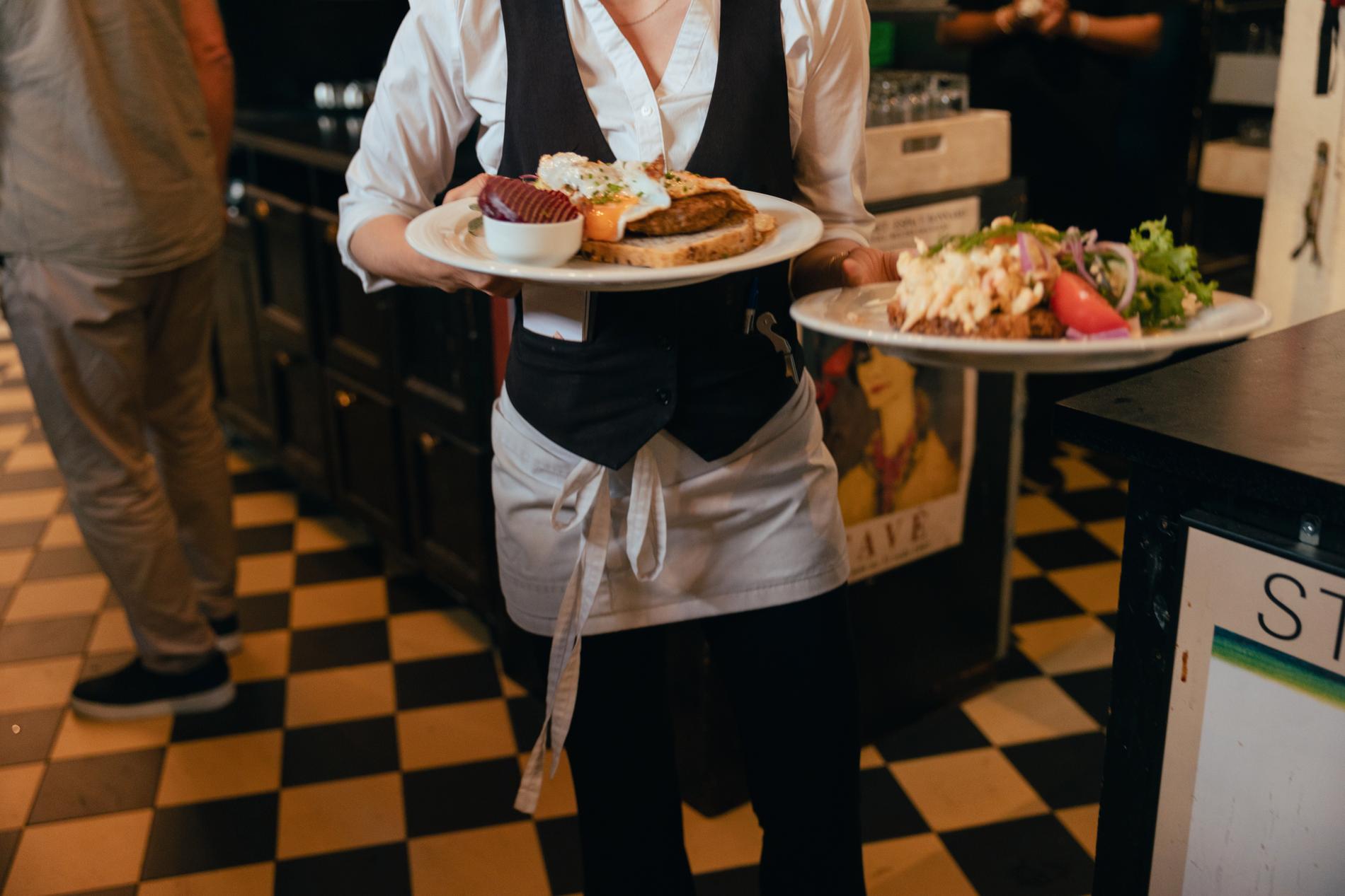 Er jeg en kjiping som ikke vil gi tips på restaurant?
